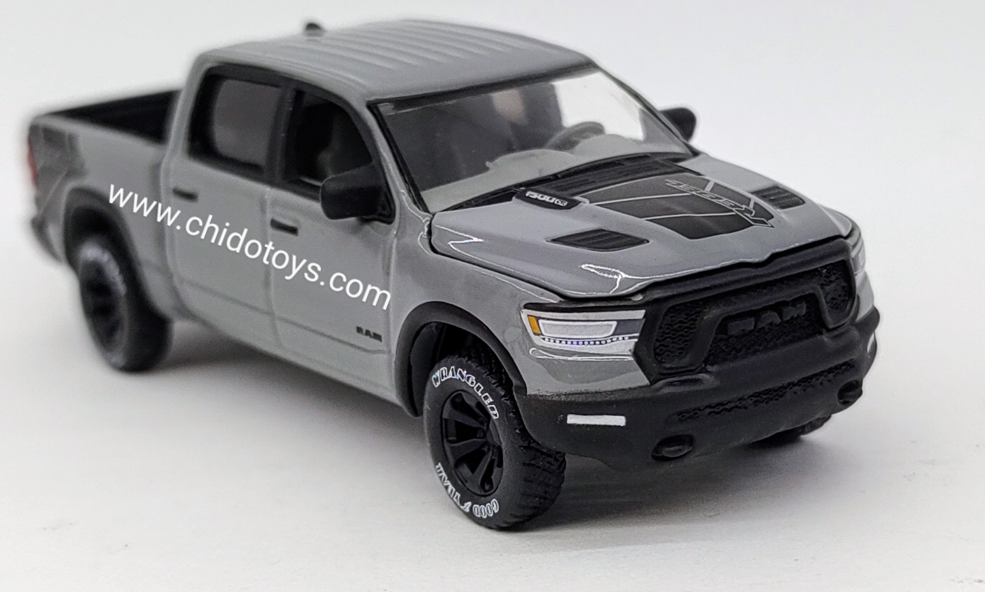 Camioneta a escala marca AutoWorld, Model RAM 1500 Rebel 2023 - Chido Toys