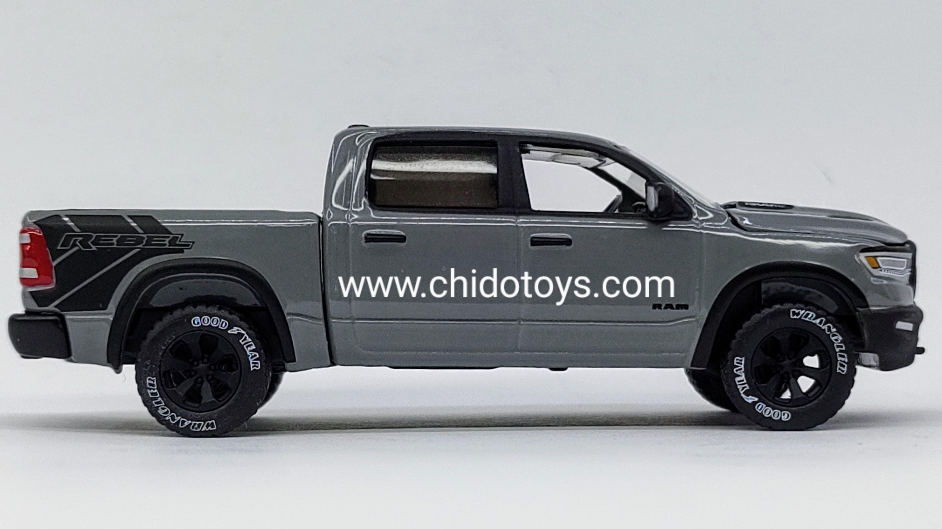 Camioneta a escala marca AutoWorld, Model RAM 1500 Rebel 2023 - Chido Toys