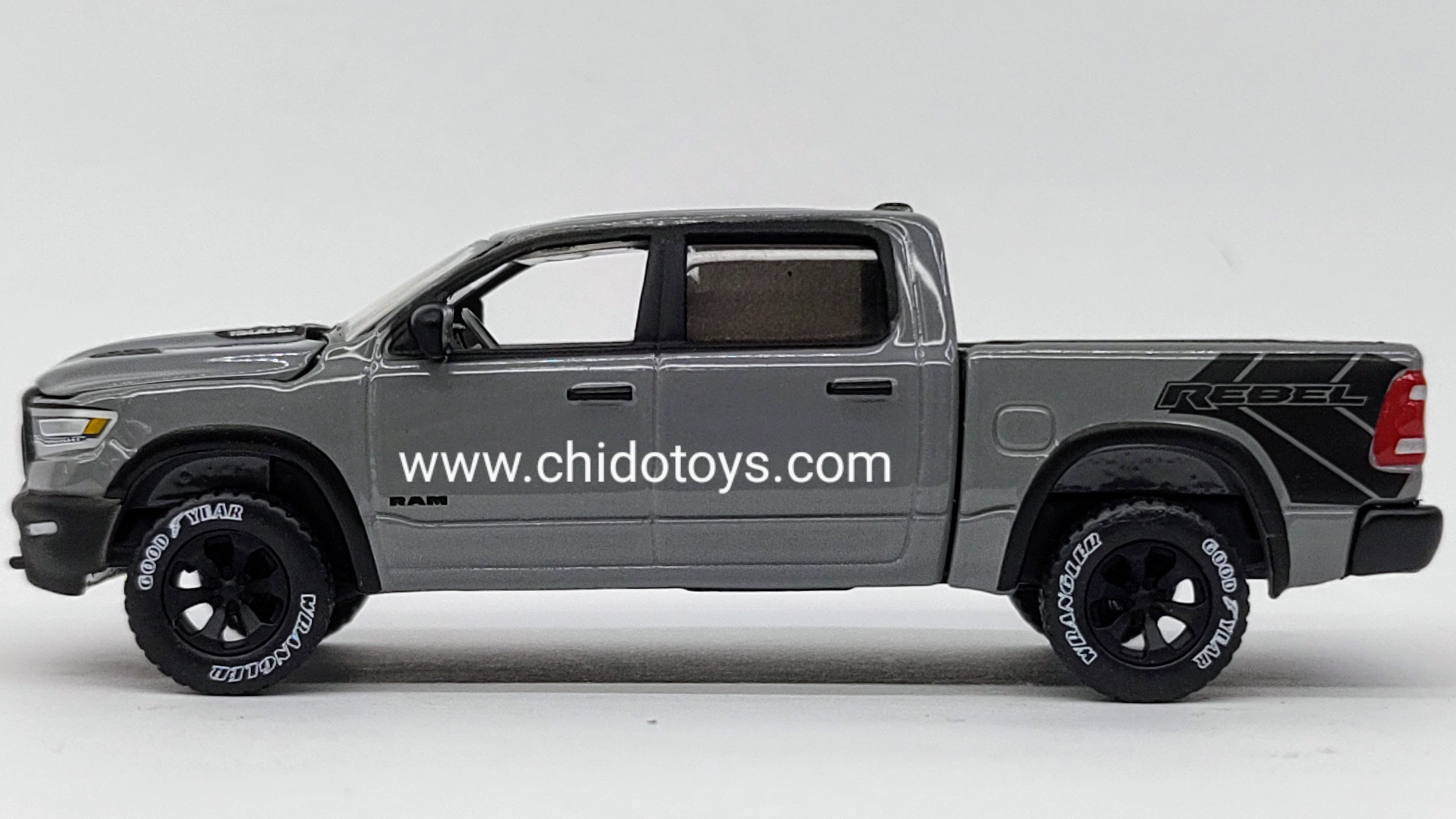 Camioneta a escala marca AutoWorld, Model RAM 1500 Rebel 2023 - Chido Toys