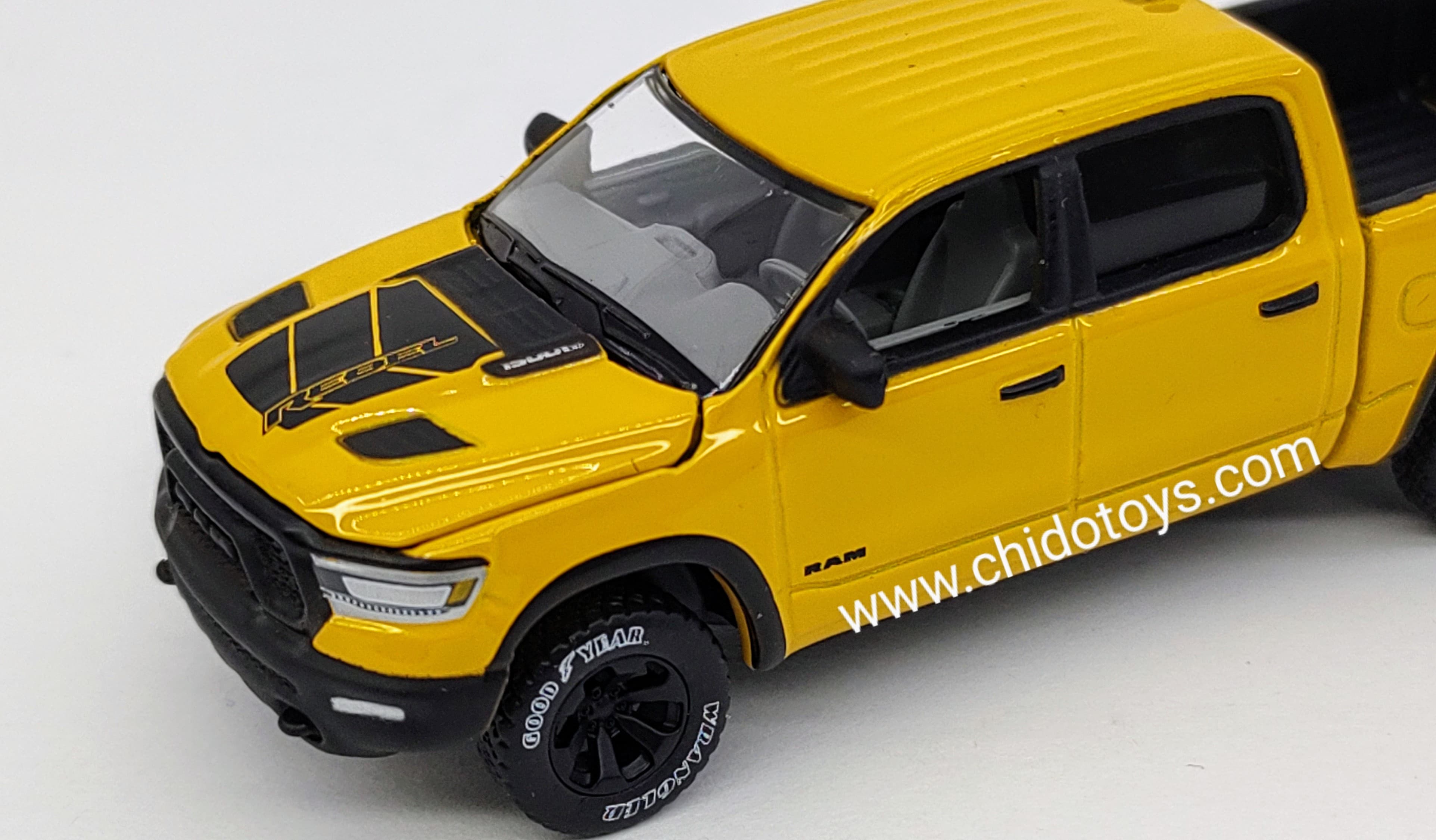 Camioneta a escala marca AutoWorld, Model RAM 1500 Rebel 2023 - Chido Toys