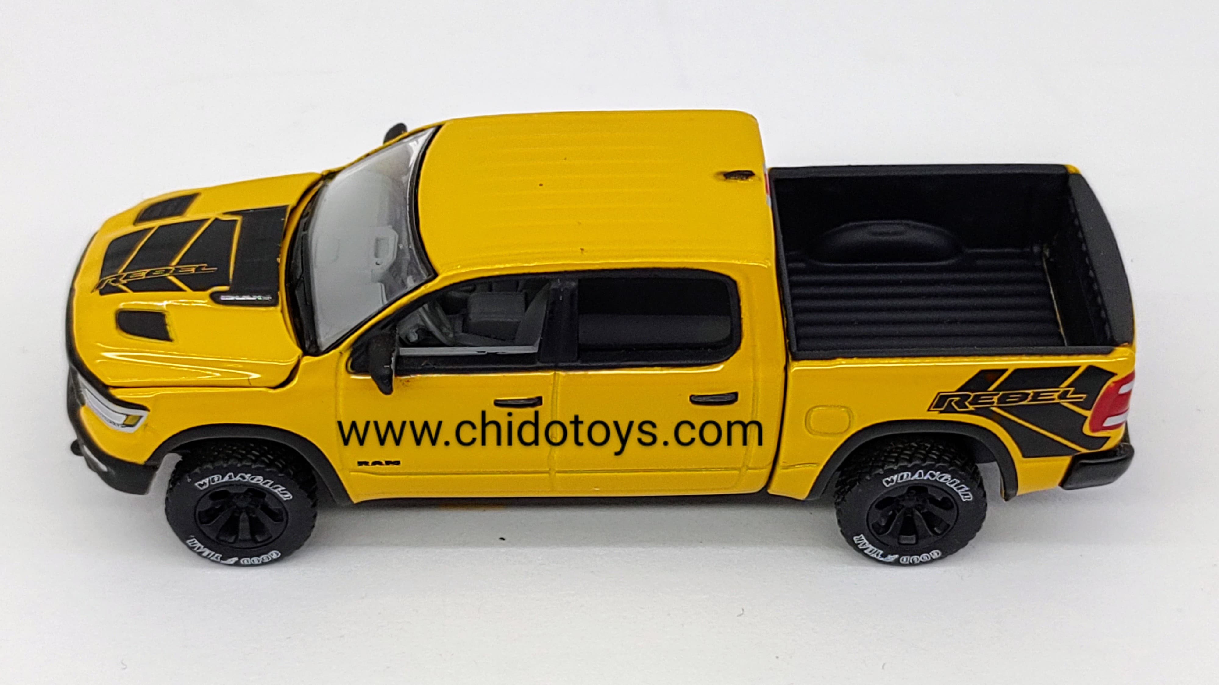 Camioneta a escala marca AutoWorld, Model RAM 1500 Rebel 2023 - Chido Toys