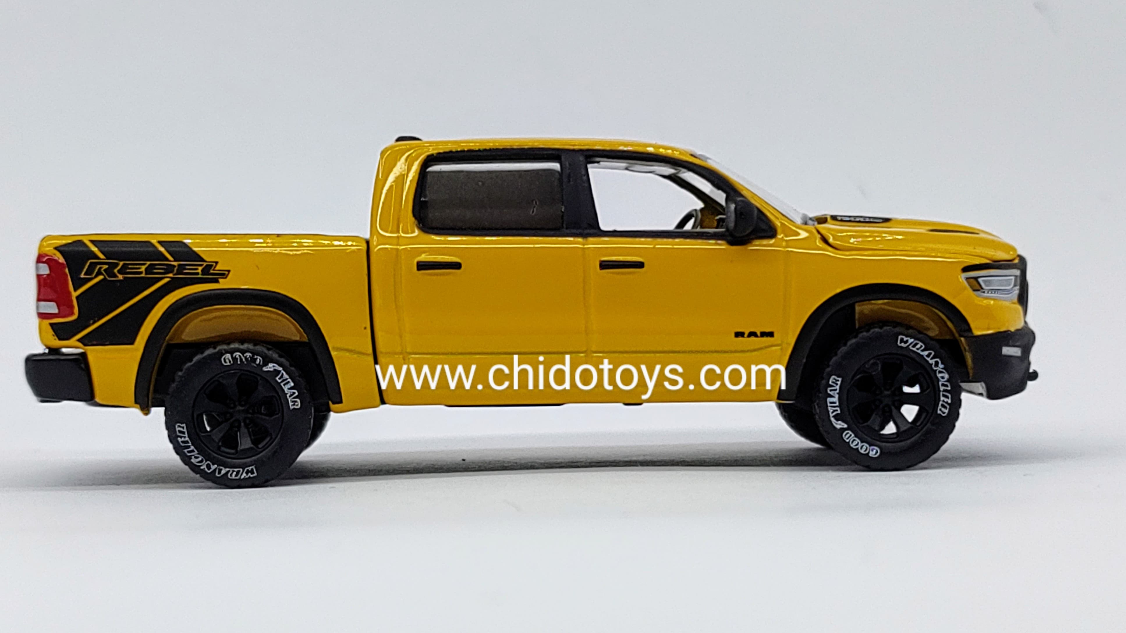 Camioneta a escala marca AutoWorld, Model RAM 1500 Rebel 2023 - Chido Toys