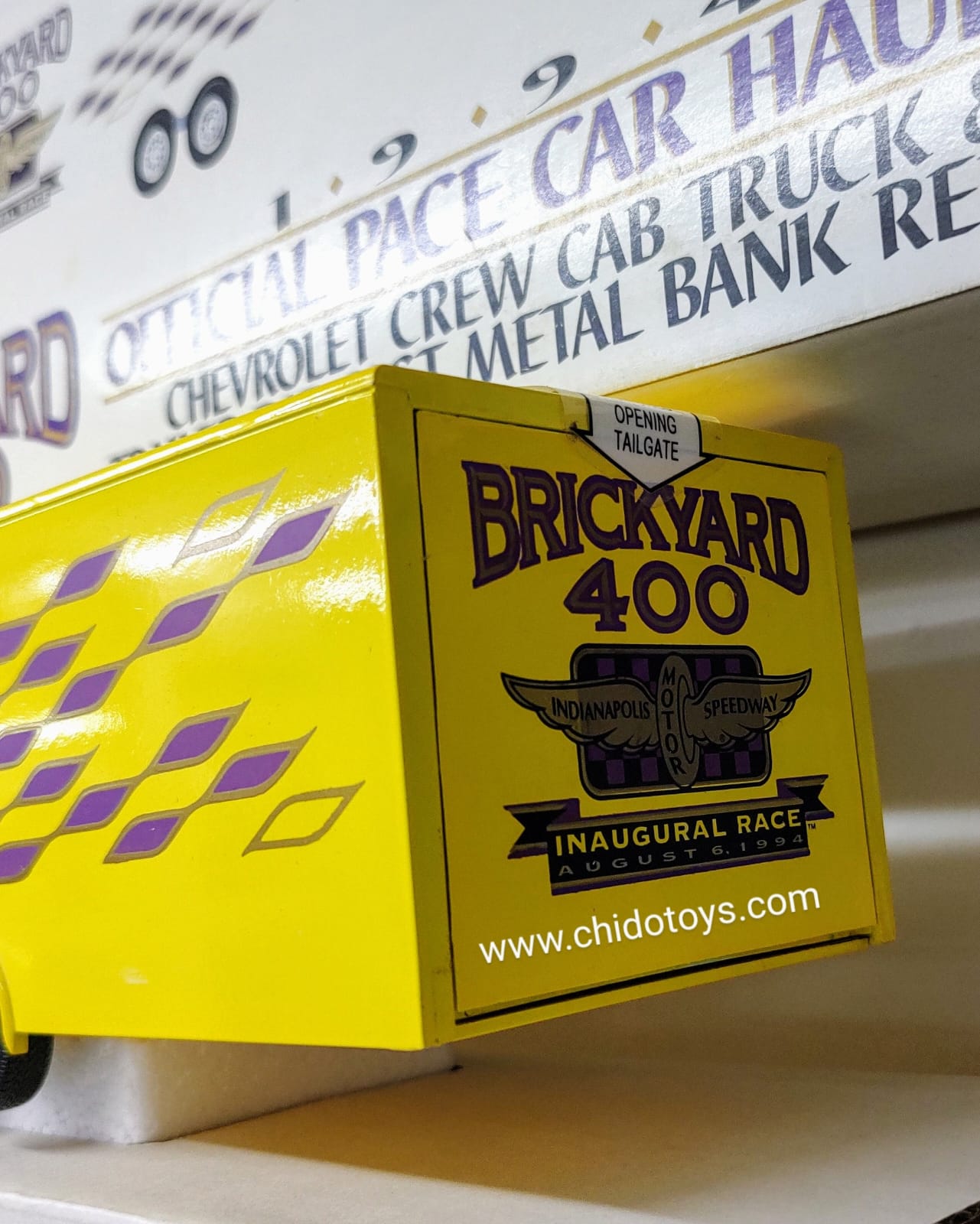 Camioneta a escala marca Brooken Field, Modelo conmemorativo "Brickyard 400" - Chido Toys