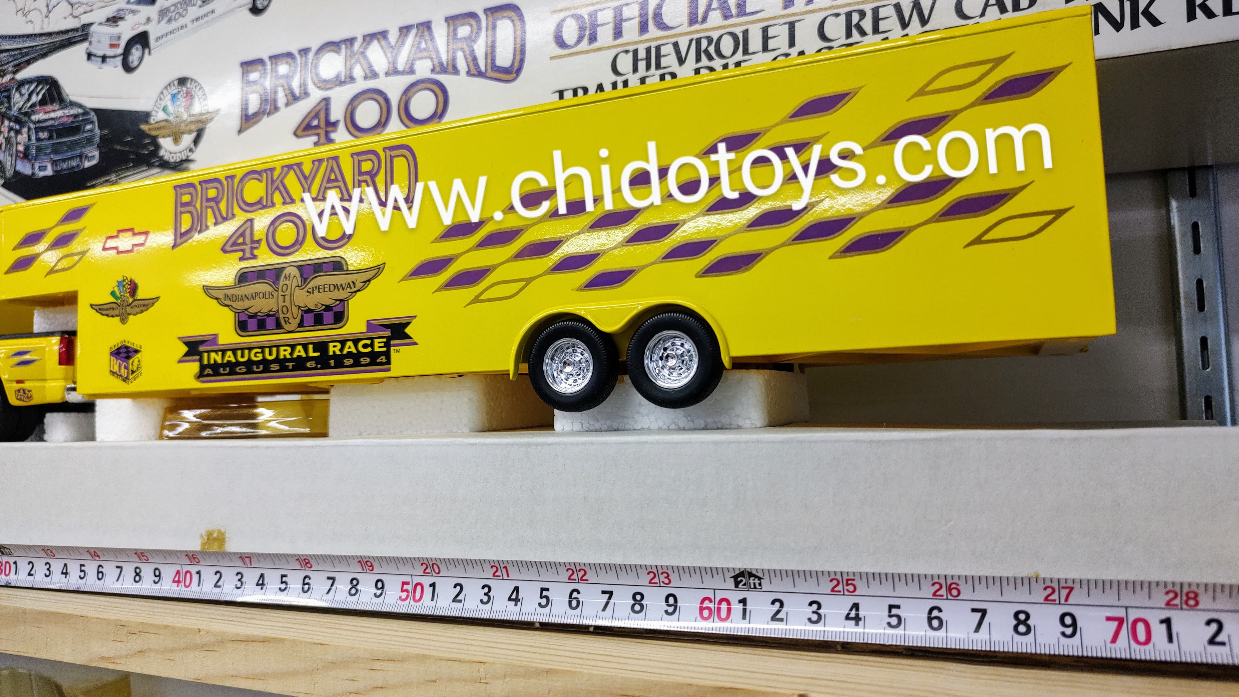 Camioneta a escala marca Brooken Field, Modelo conmemorativo "Brickyard 400" - Chido Toys