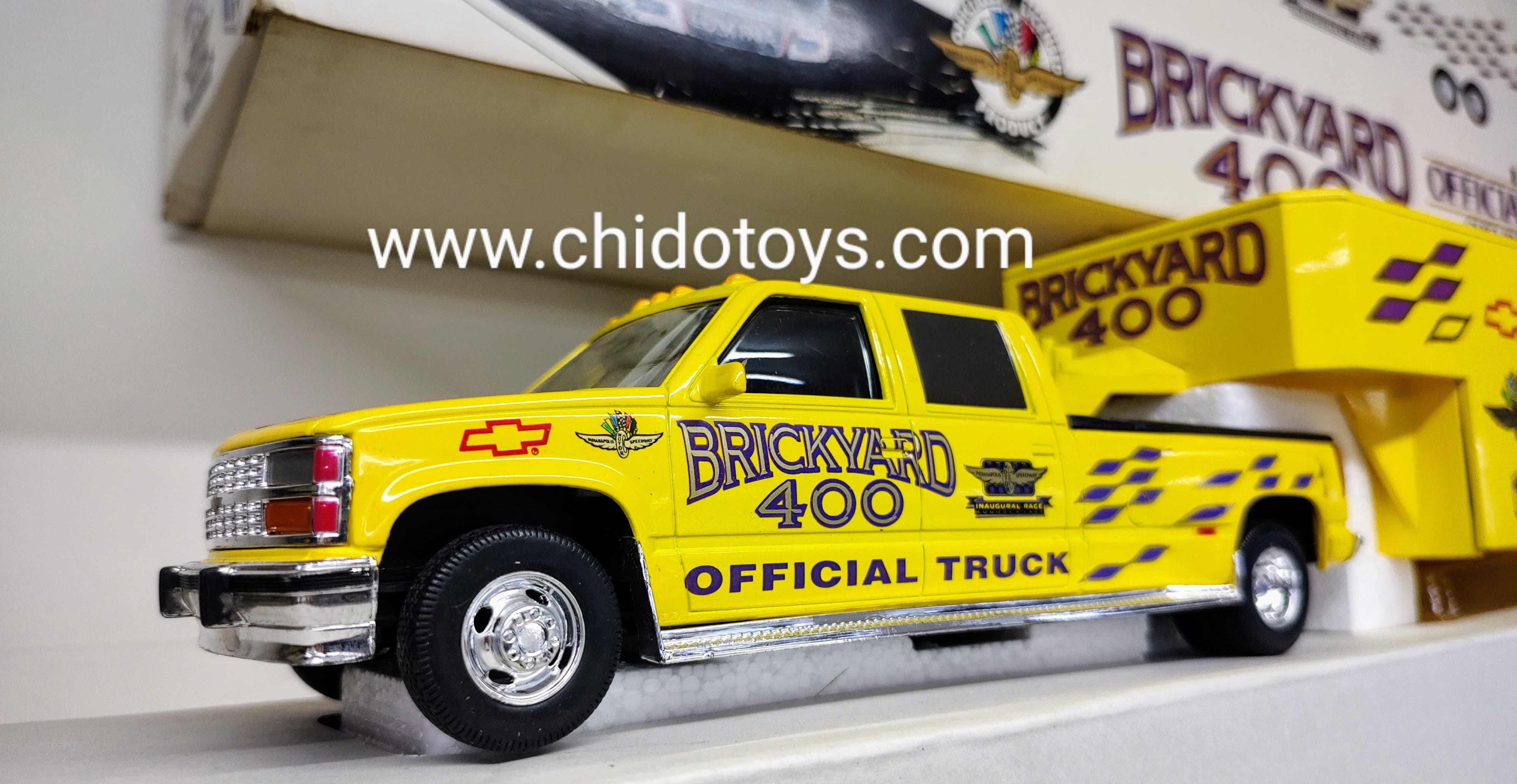 Camioneta a escala marca Brooken Field, Modelo conmemorativo "Brickyard 400" - Chido Toys