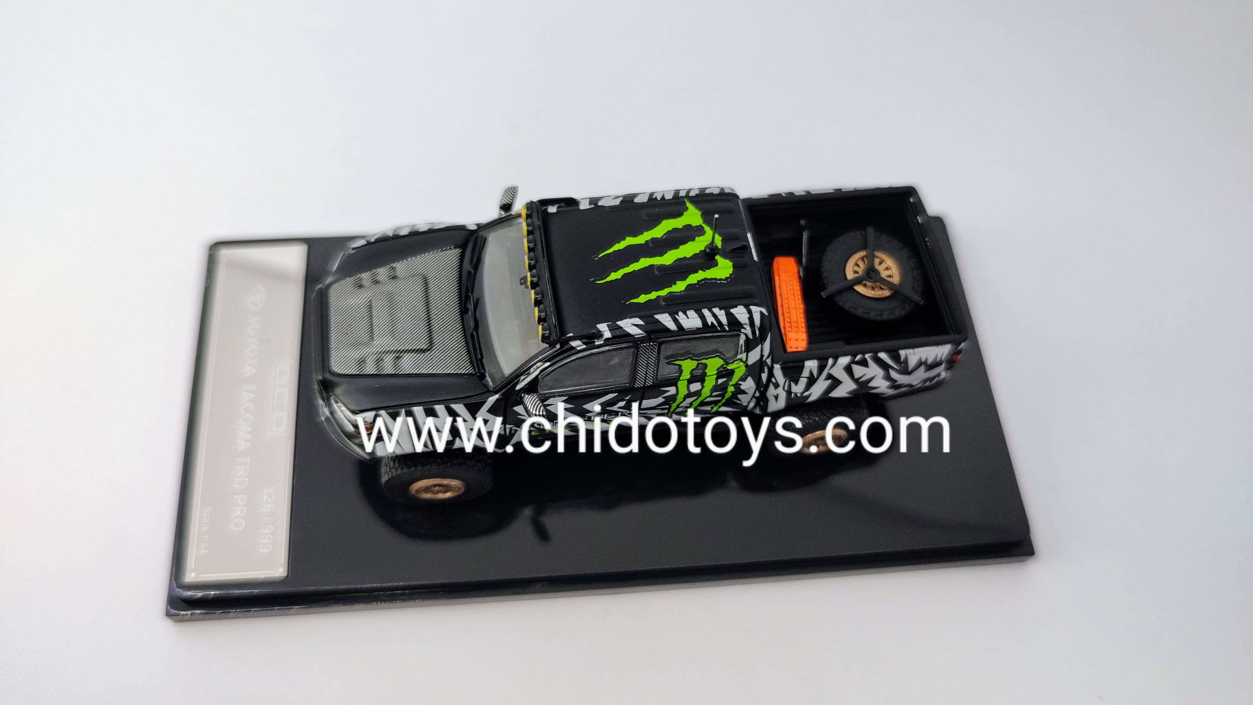 Camioneta a escala marca GCD, Modelo Toyota Tacoma Monster. - Chido Toys