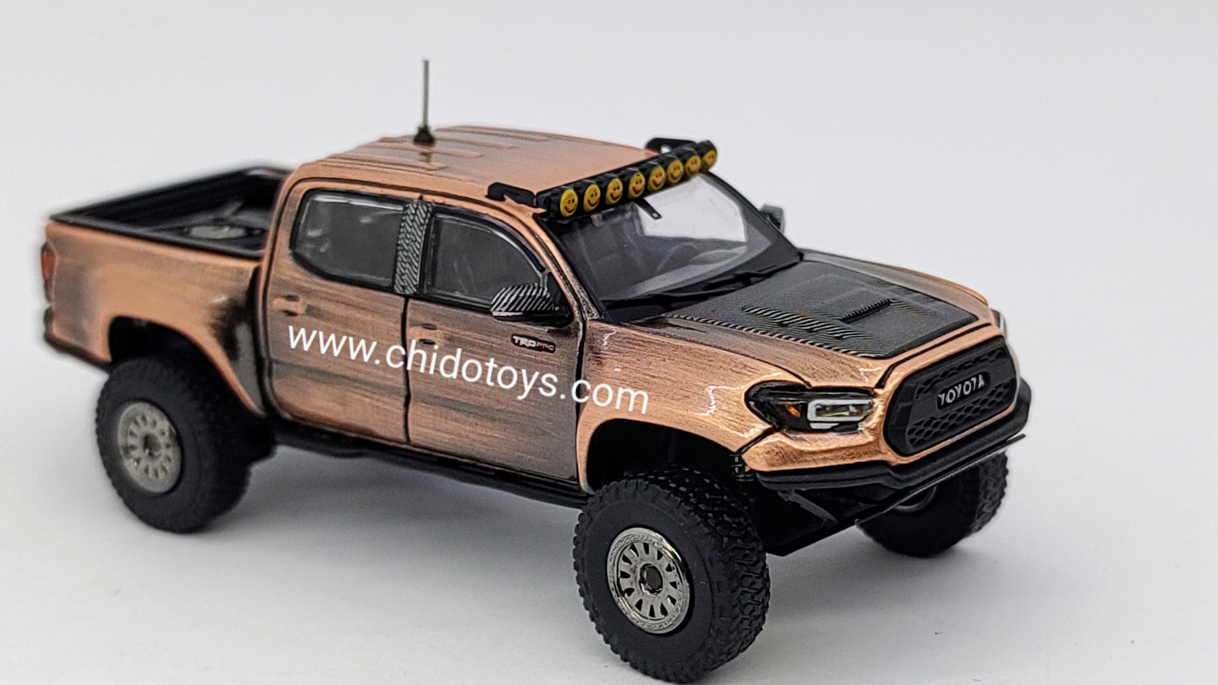 Camioneta a escala marca GCD, Modelo Toyota Tacoma TRD PRO Bronze - Chido Toys