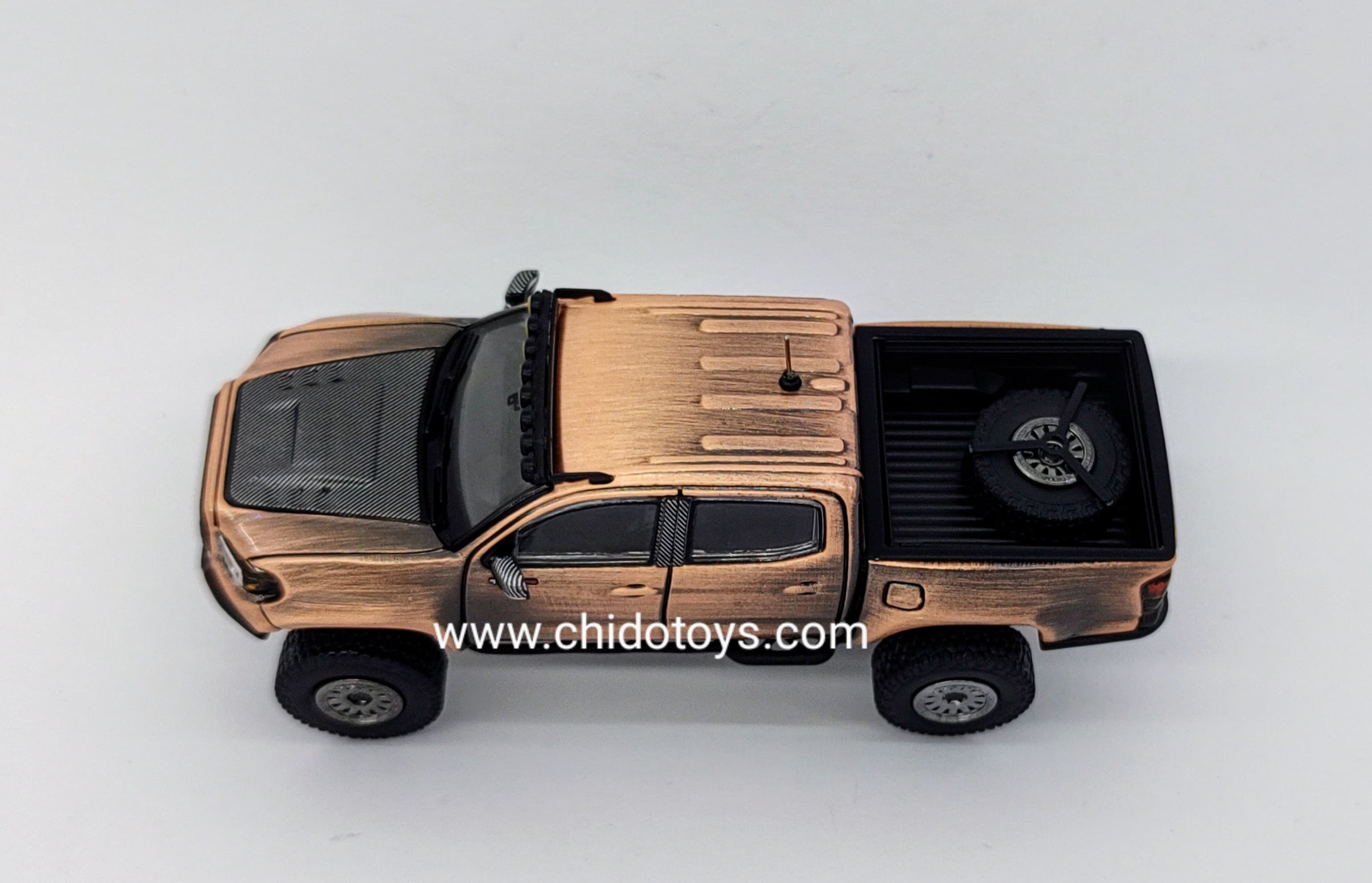 Camioneta a escala marca GCD, Modelo Toyota Tacoma TRD PRO Bronze - Chido Toys