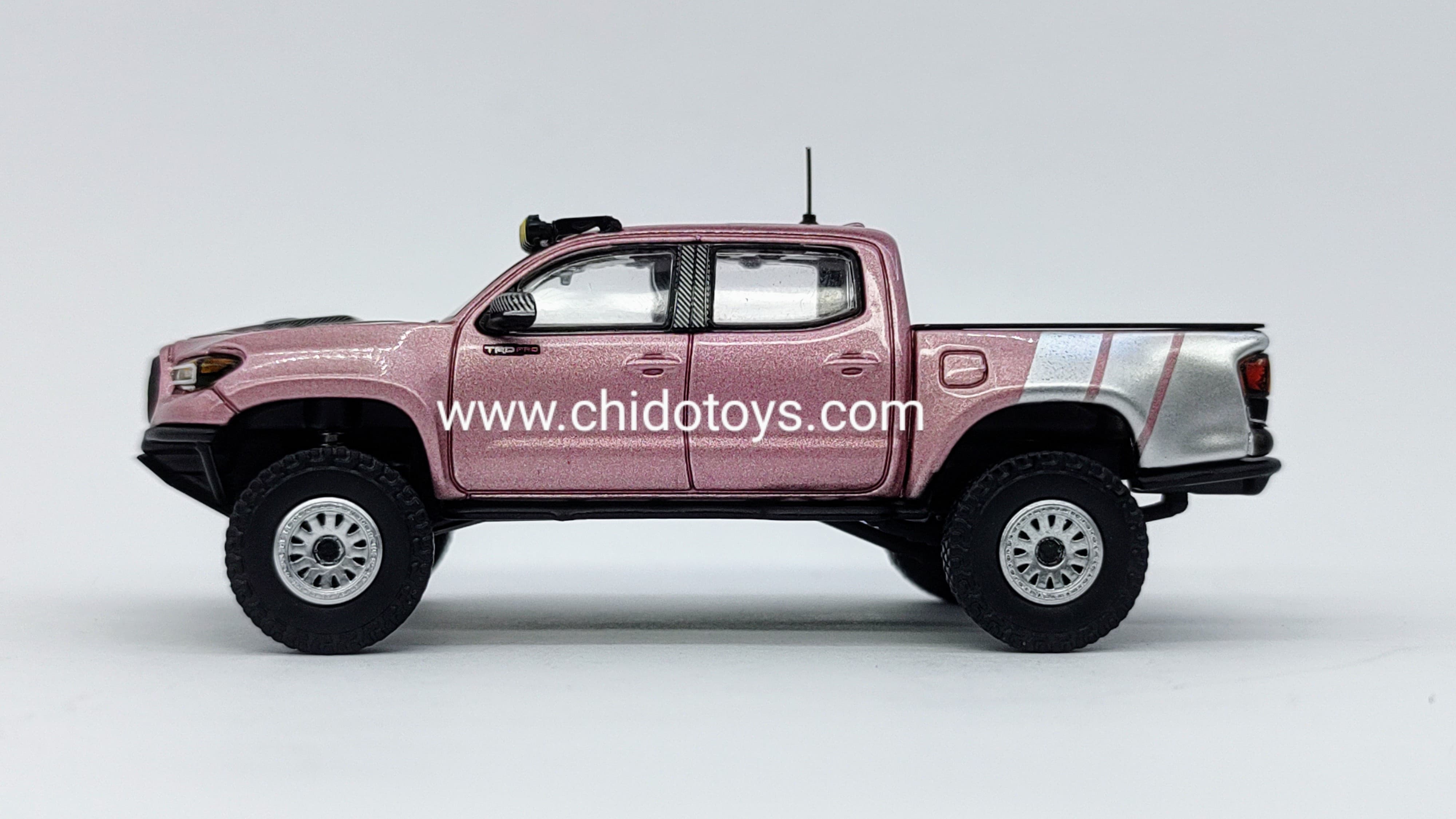 Camioneta a escala marca GCD, Modelo Toyota Tacoma TRD PRO Rosa - Chido Toys