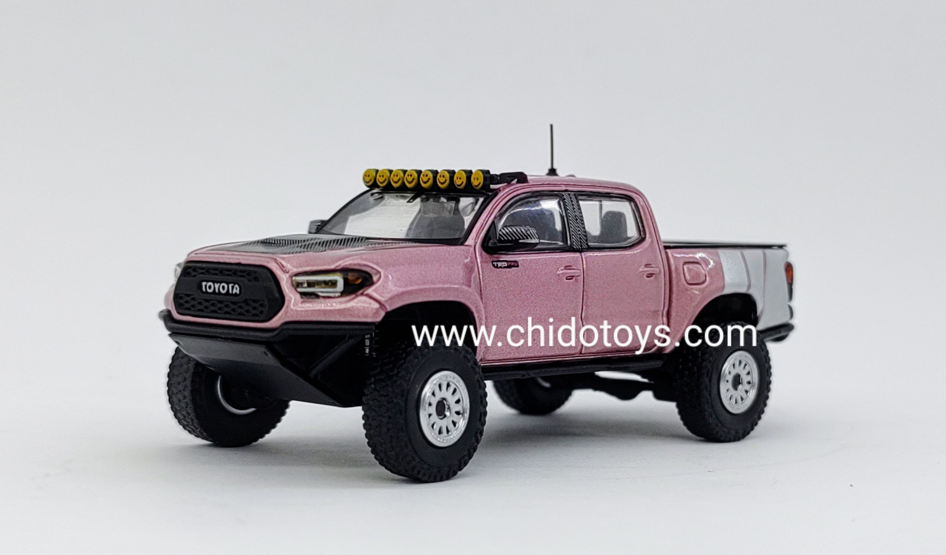 Camioneta a escala marca GCD, Modelo Toyota Tacoma TRD PRO Rosa - Chido Toys