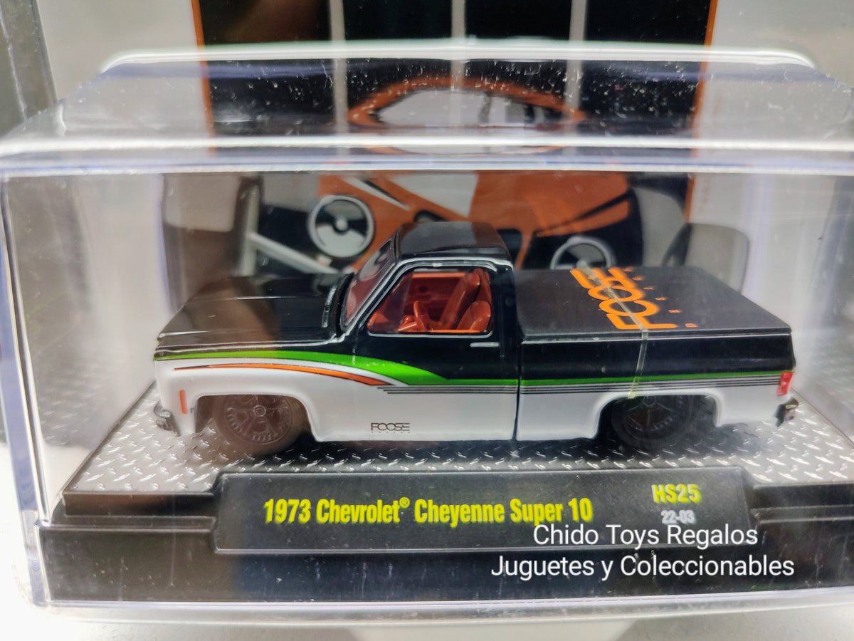 M2 Machines Chevrolet Cheyenne Super 10 Foose 1973 CHASE 1:64 negro y blanco, rines grafito, interior rojo y exhibidor.