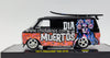 M2 Chevrolet Van G10 1971 1:64 negra y naranja Día de los Muertos con llantas de goma, tabla de surf removible y base con capelo acrílico.