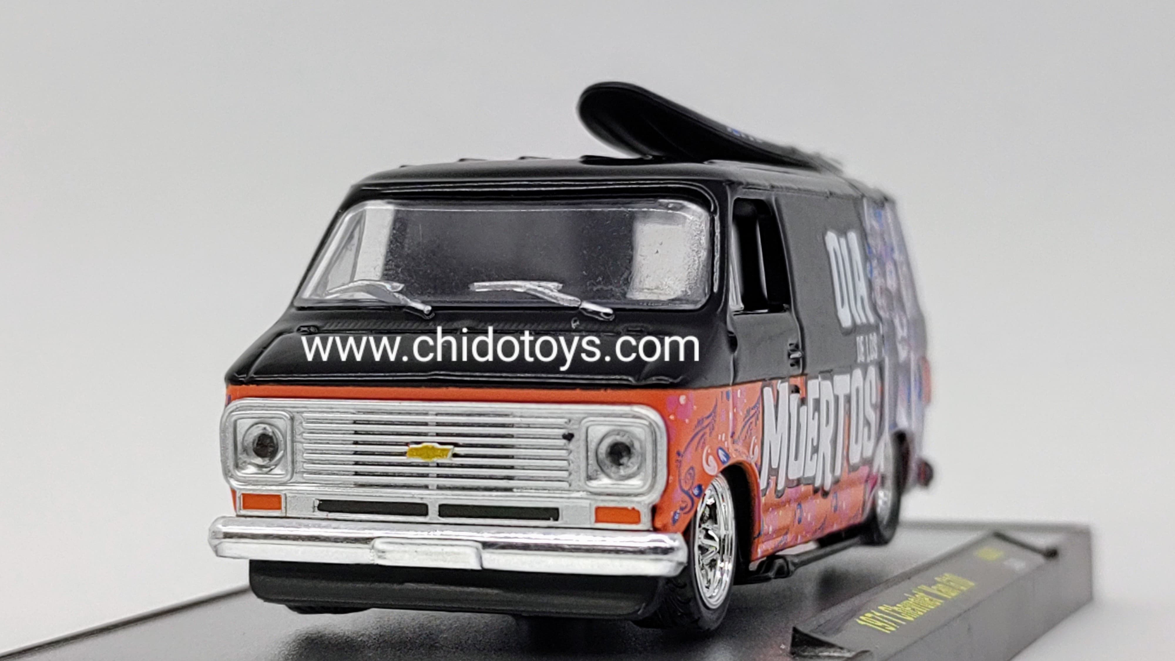 Camioneta a escala marca M2, Modelo Chevrolet Van G10 1971 - Chido Toys