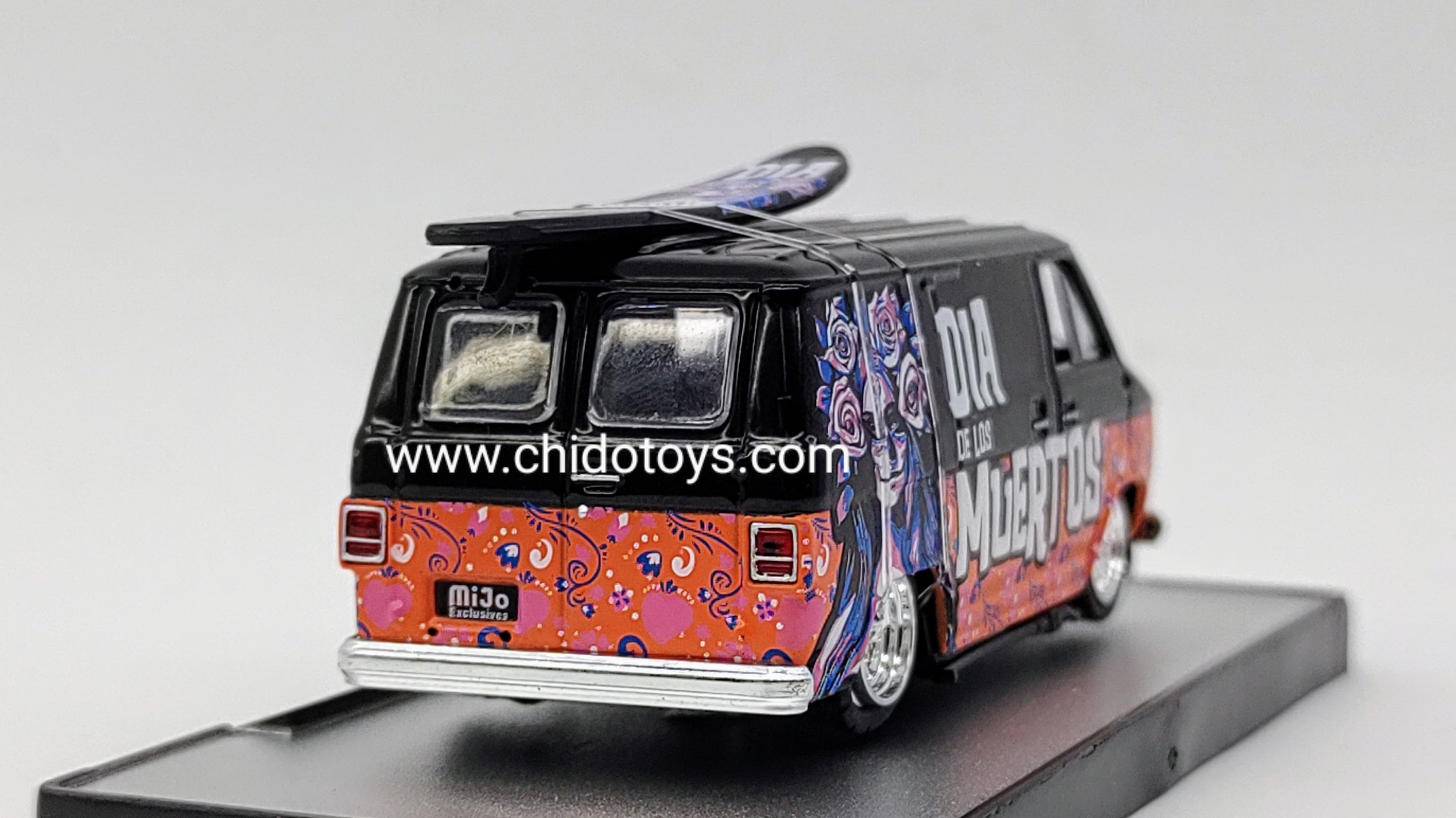 Camioneta a escala marca M2, Modelo Chevrolet Van G10 1971 - Chido Toys