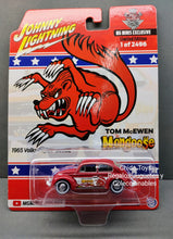 Cargar imagen en el visor de la galería, Auto a escala marca Johnny Lightning Modelo VolksWagen Beetle 1965 Mongoose
