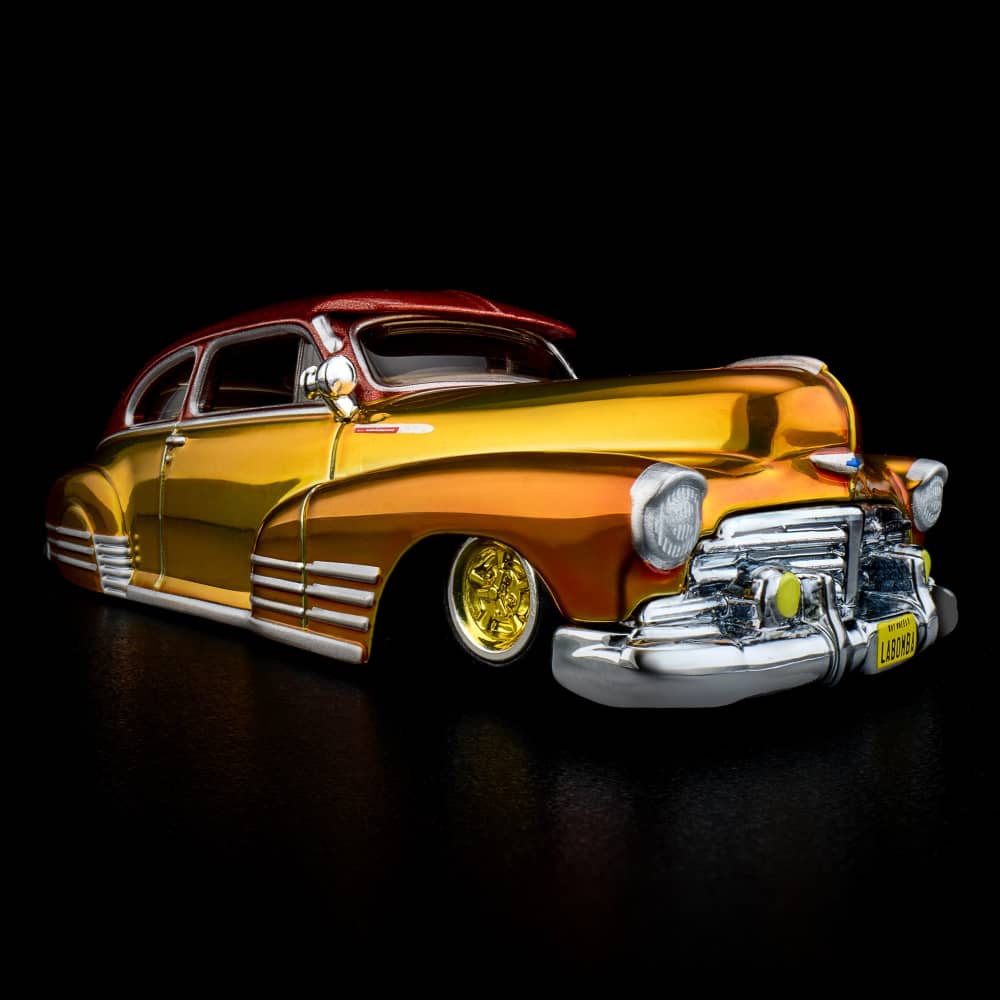 Hot Wheels RLC Chevrolet Fleetline 1948 1:64 dorado, con llantas Real Riders y suspensión ajustable estilo lowrider.