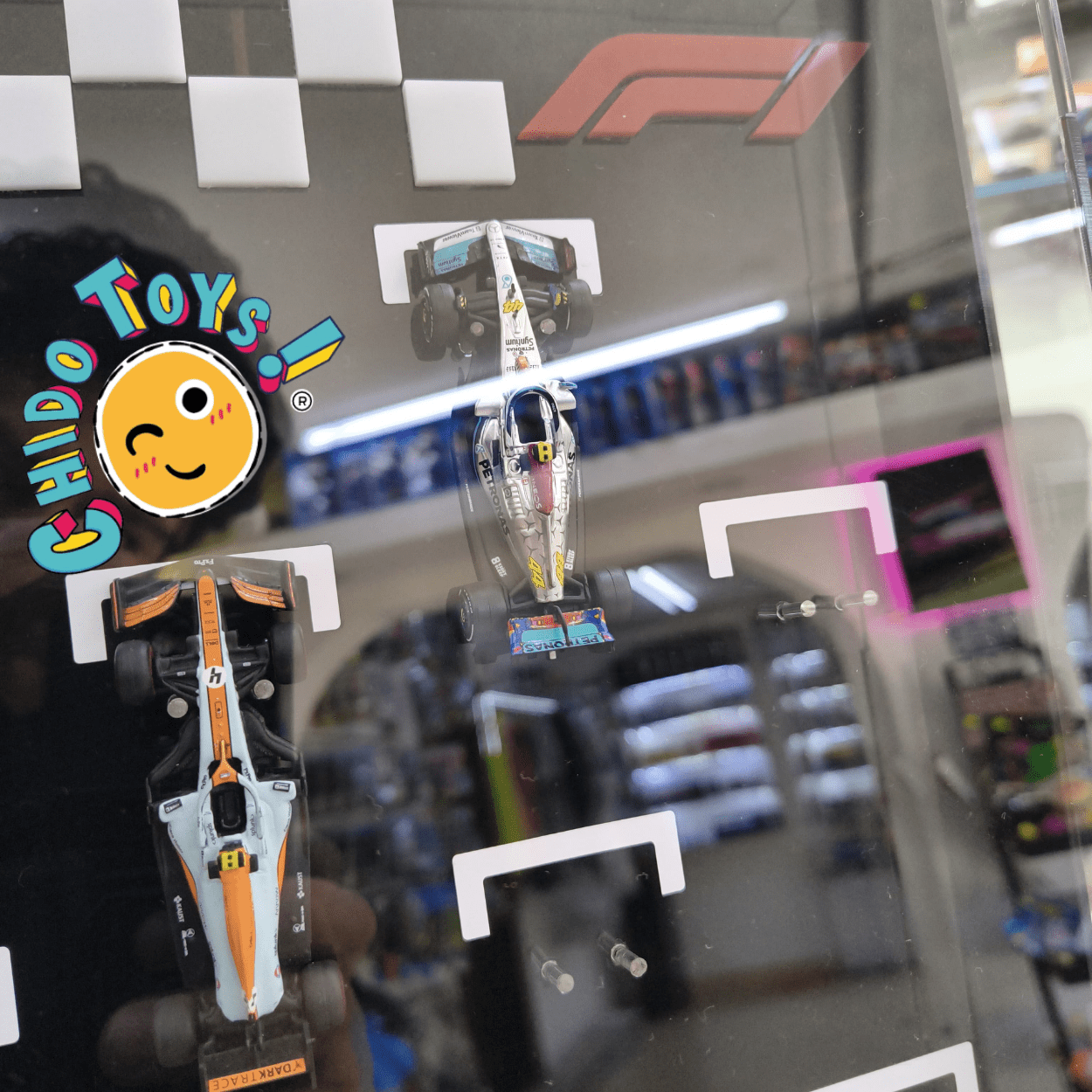 Exhibidor F1 para Autos a Escala 1/64 con Tapa Frontal Desmontable – Chido Toys - Chido Toys