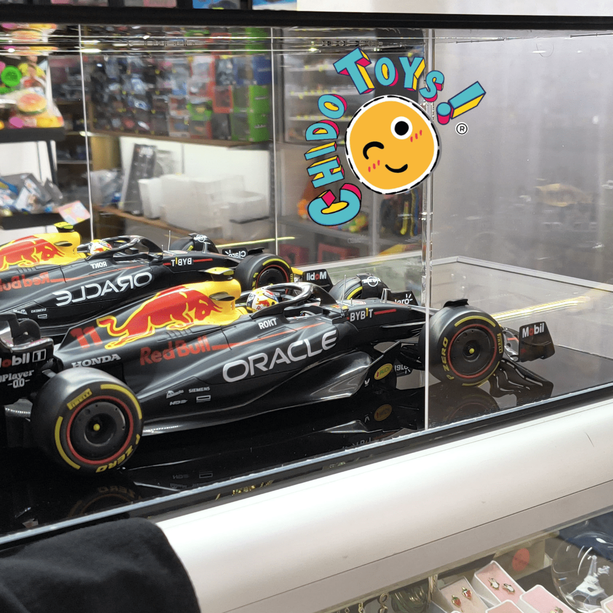 Exhibidor Vitrina con Iluminación LED y Pared Espejo para Modelos Escala 1/18 – Chido Toys - Chido Toys