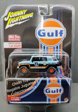 Cargar imagen en el visor de la galería, Auto a escala marca Johnny Lightning, Modelo Toyota FJ Cruiser 4×4 Off-Road 2007, Gulf Racing
