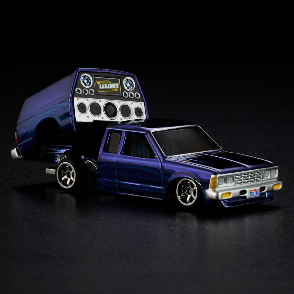 Hot Wheels RLC Nissan 720 King Cab 1:64 azul Spectraflame, Real Riders y caja articulada con sistema de bocinas.