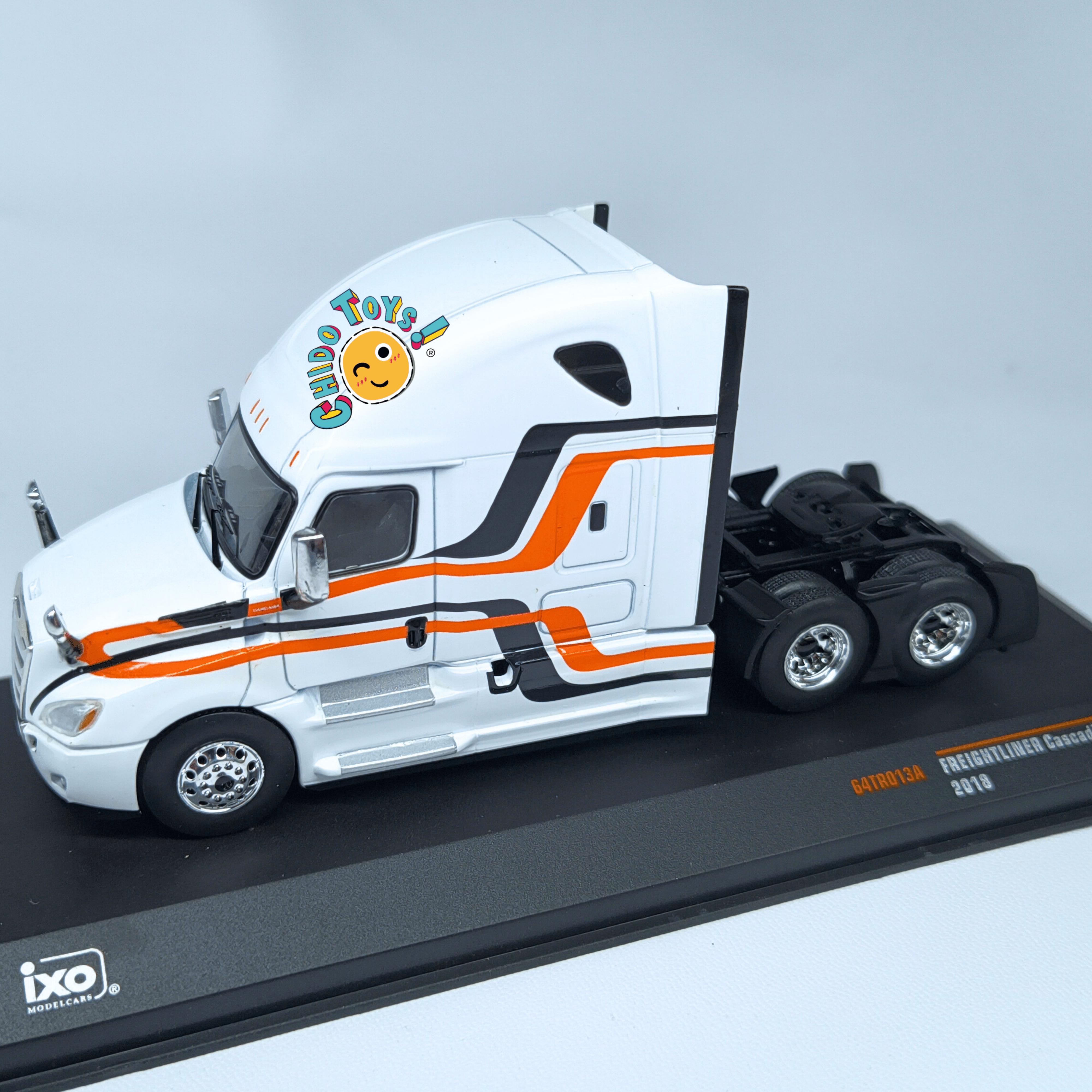 Freightliner Cascadia 2018 iXO Models 1:64 blanco con gráficos - Chido Toys