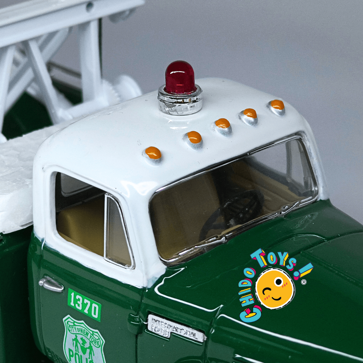 Grúa de Policía 1957 International R - 200 First Gear 1:34 – Modelo Diecast Metálico - Chido Toys