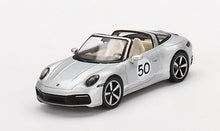 Cargar imagen en el visor de la galería, Auto a escala marca Mini GT modelo  Porsche 911 Targa 4S Heritage Silver
