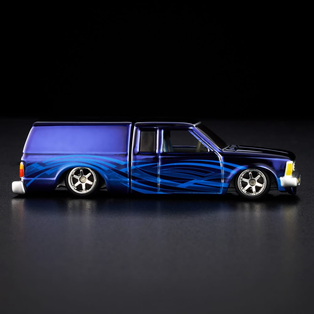 Hot Wheels RLC 1986 Nissan 720 King Cab 1:64 Spectraflame Steel Blue con caja articulada - Chido Toys
