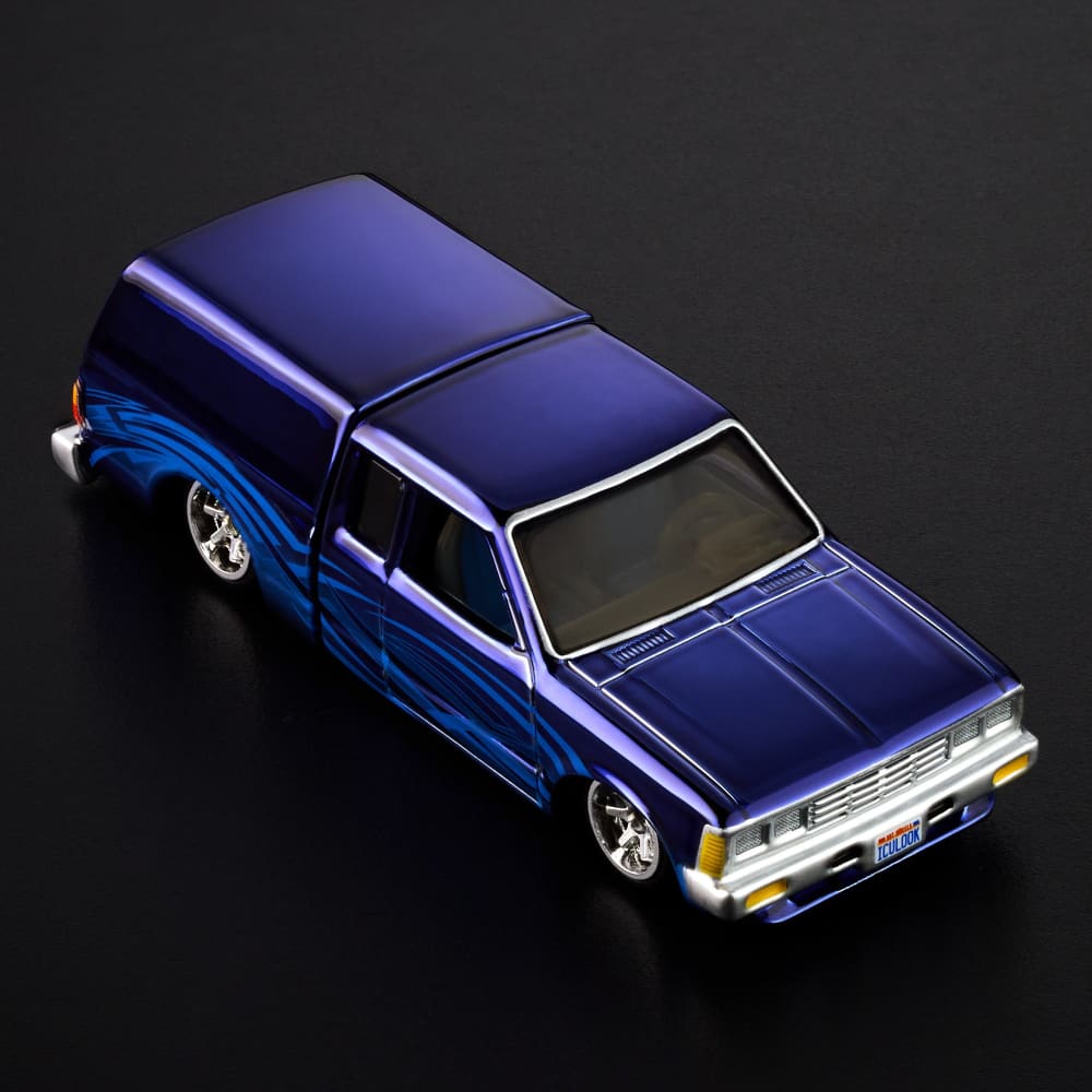 Hot Wheels RLC 1986 Nissan 720 King Cab 1:64 Spectraflame Steel Blue con caja articulada - Chido Toys