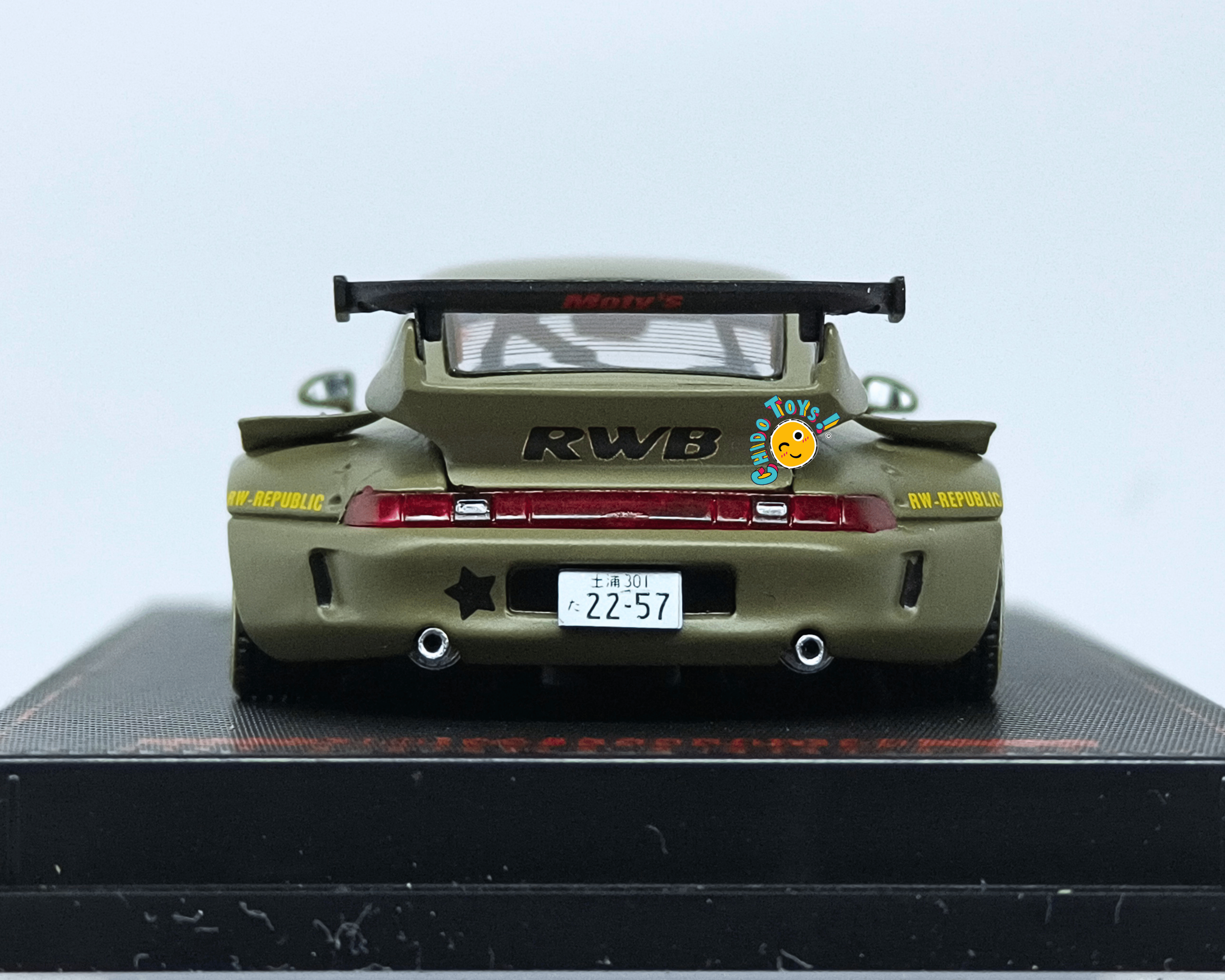 Ignition Model RWB 993 1:64 verde militar con capelo - Chido Toys
