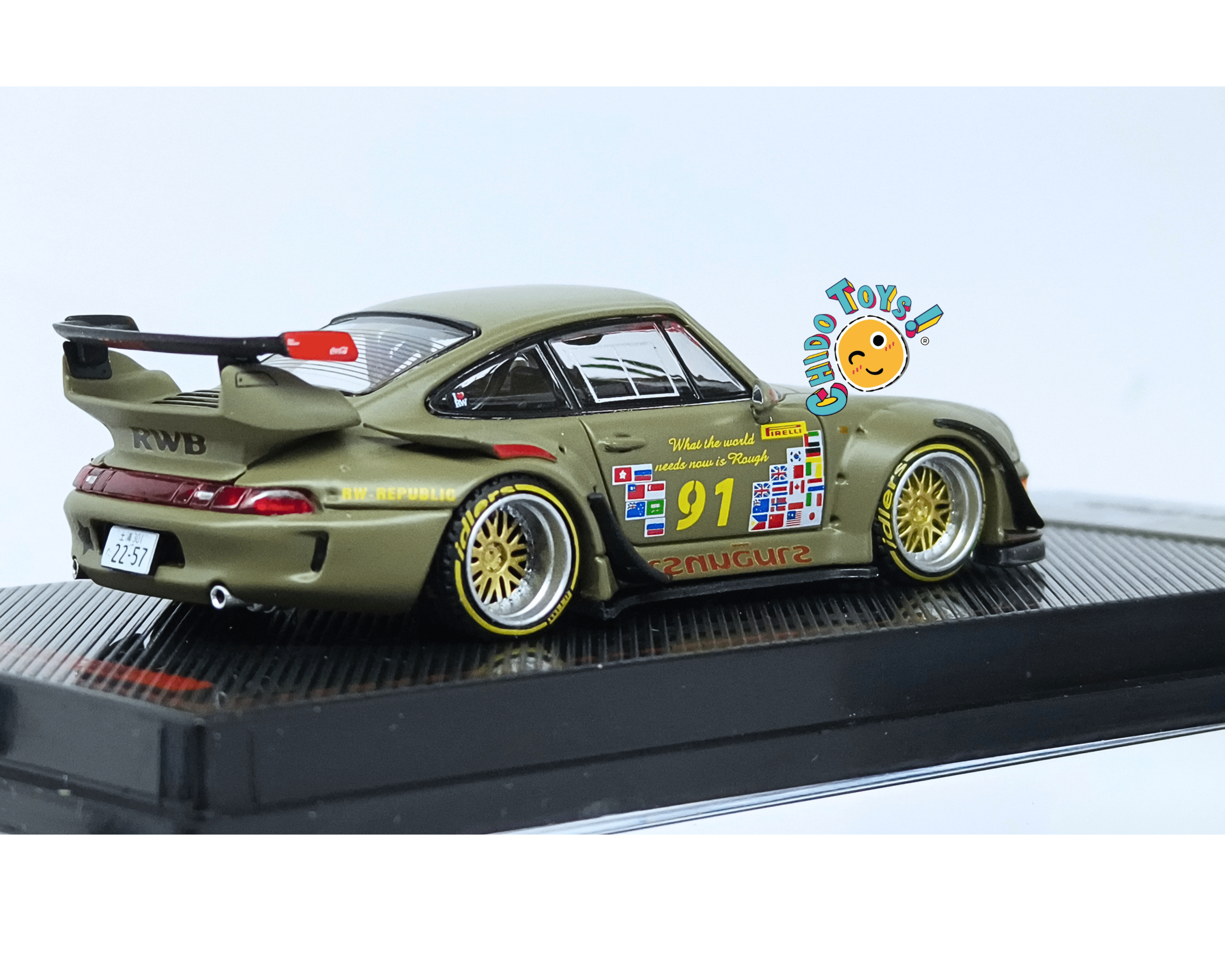 Ignition Model RWB 993 1:64 verde militar con capelo - Chido Toys