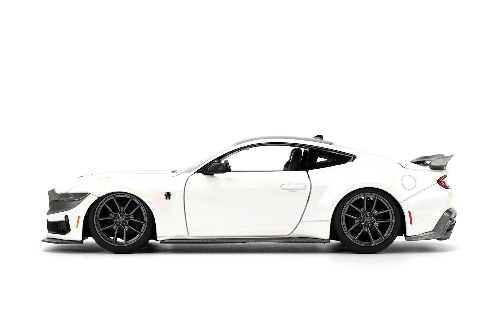 Jada 2024 Ford Mustang Dark Horse 1:24 blanco con apertura total - Chido Toys