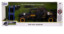 Cargar imagen en el visor de la galería, Auto a escala marca Jada, Modelo Jeep Gladiator 2020 -Black- B&amp;M
