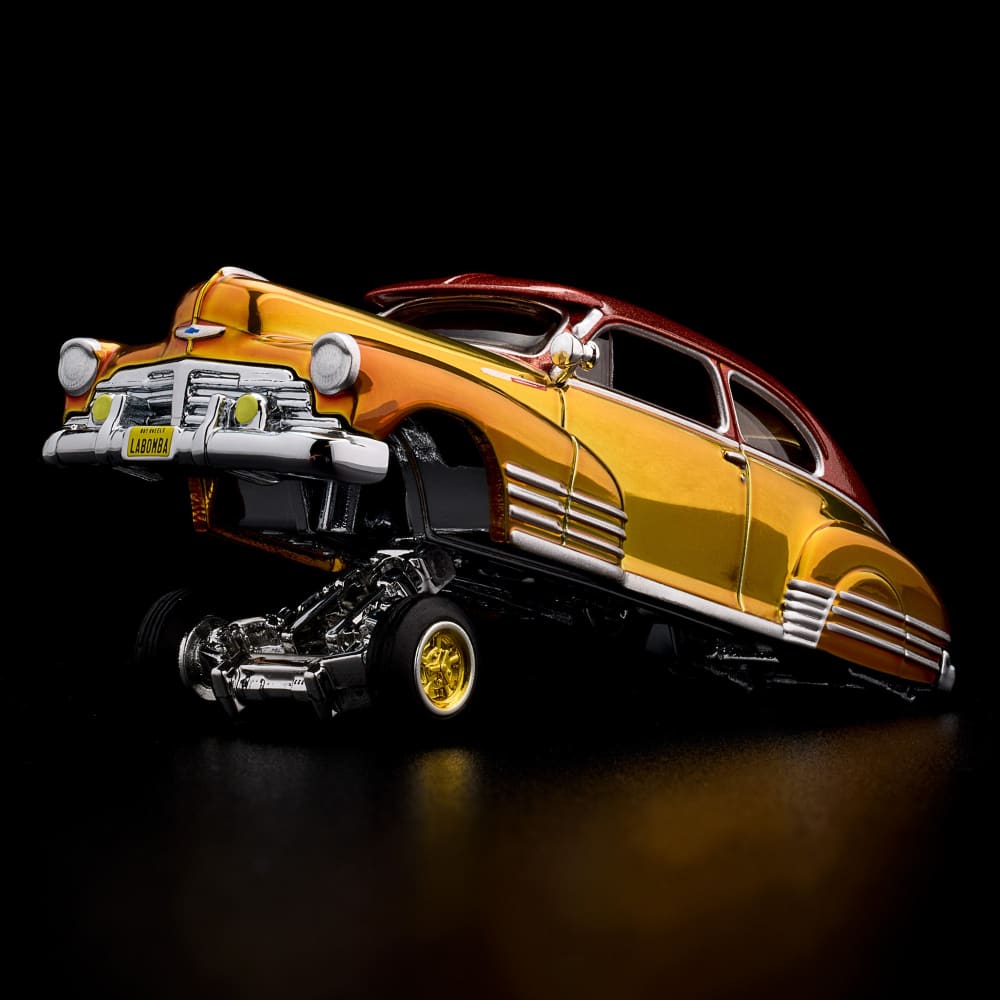 Hot Wheels RLC 1948 Chevrolet Fleetline 1:64 Spectraflame Gold con suspensión ajustable