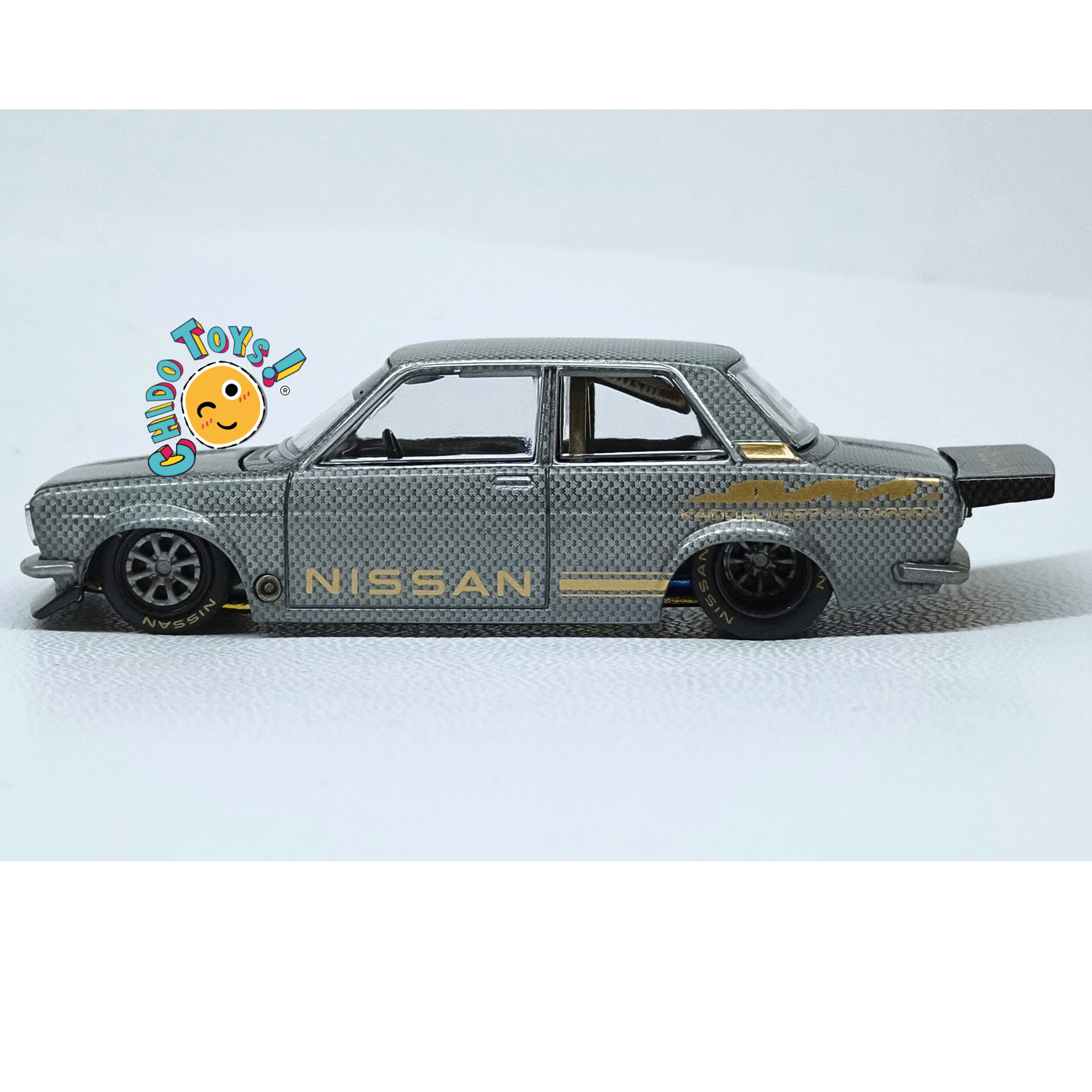 Kaido House Datsun 510 Pro Street 110 CHASE 1:64 carbono - Chido Toys