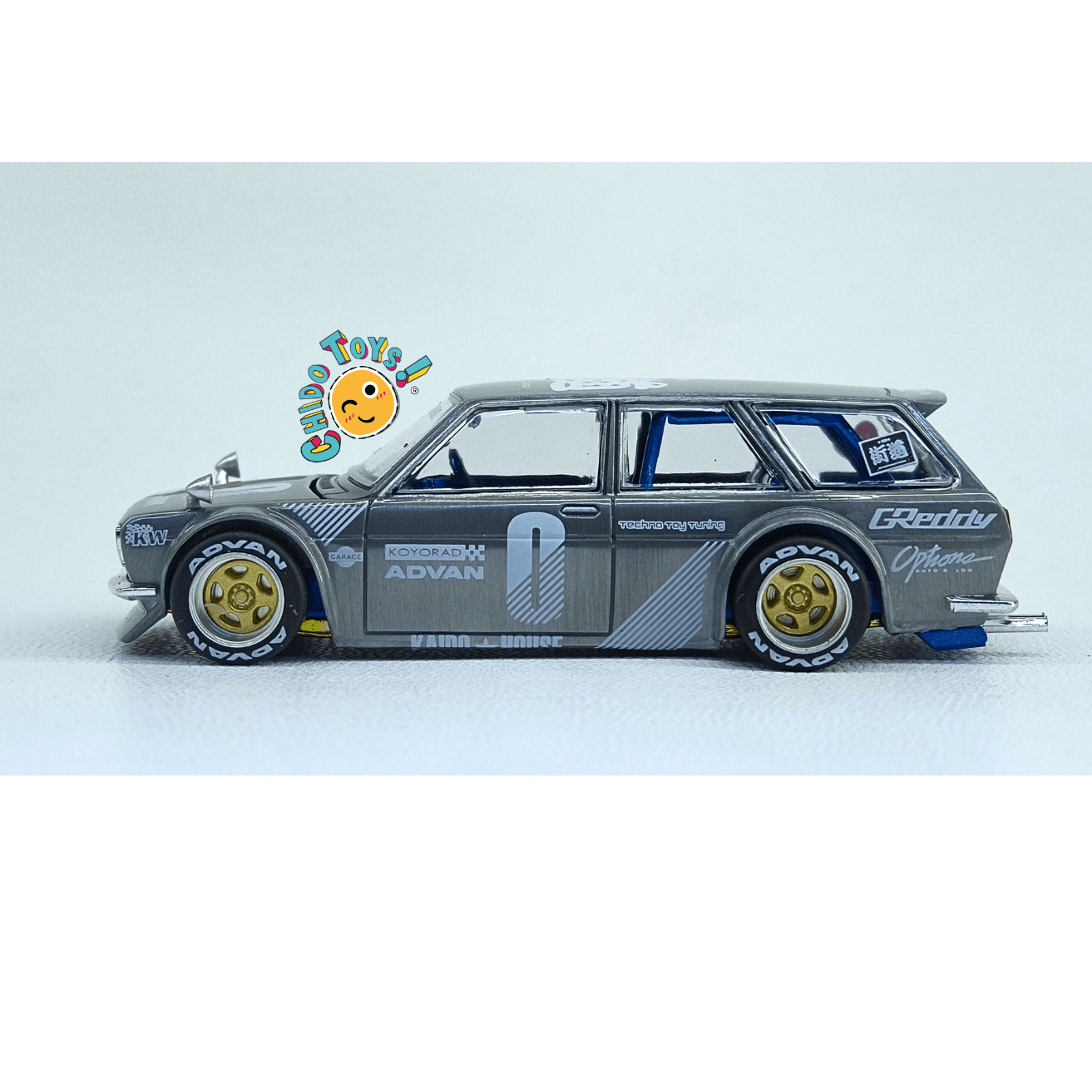 Kaido House Datsun 510 Wagon CHASE 1:64 gris metálico - Chido Toys