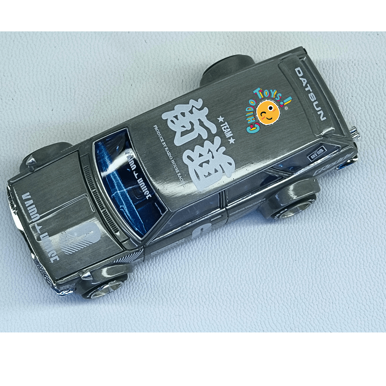 Kaido House Datsun 510 Wagon CHASE 1:64 gris metálico - Chido Toys