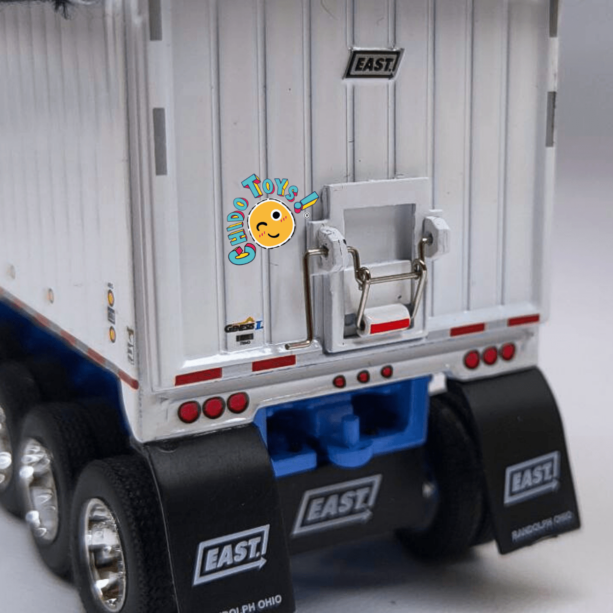 Kenworth W900L con doble tolva East Dump Trailer a escala 1:64 DCP – Réplica metálica con cofre abatible - Chido Toys