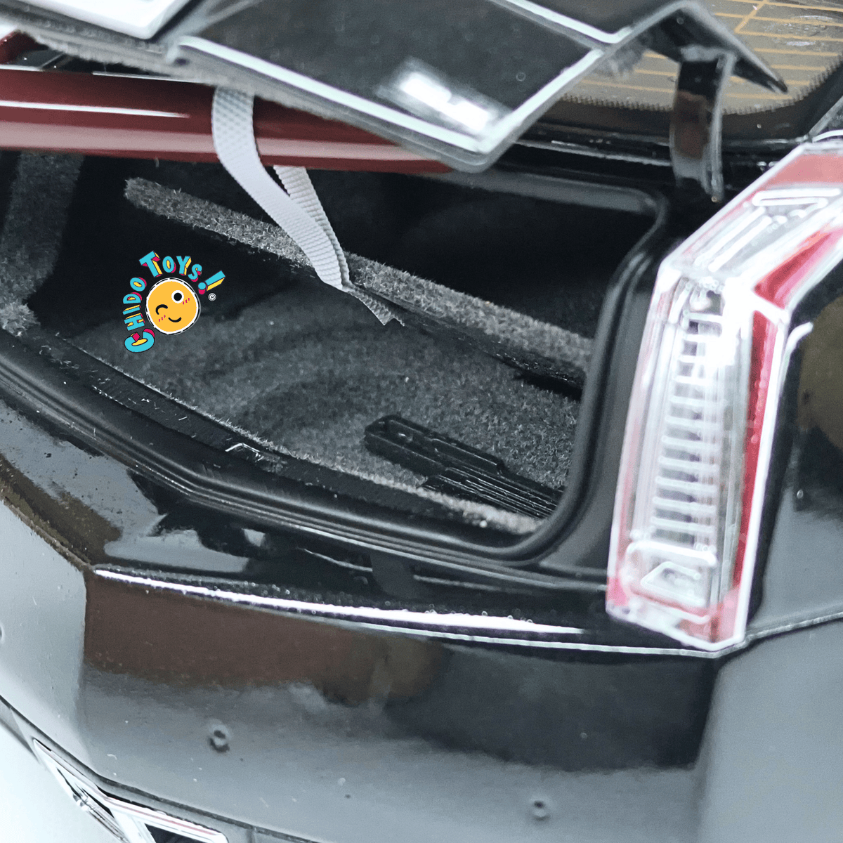 Kyosho Cadillac CTS Coupé 1:18 Black Metallic con apertura total - Chido Toys