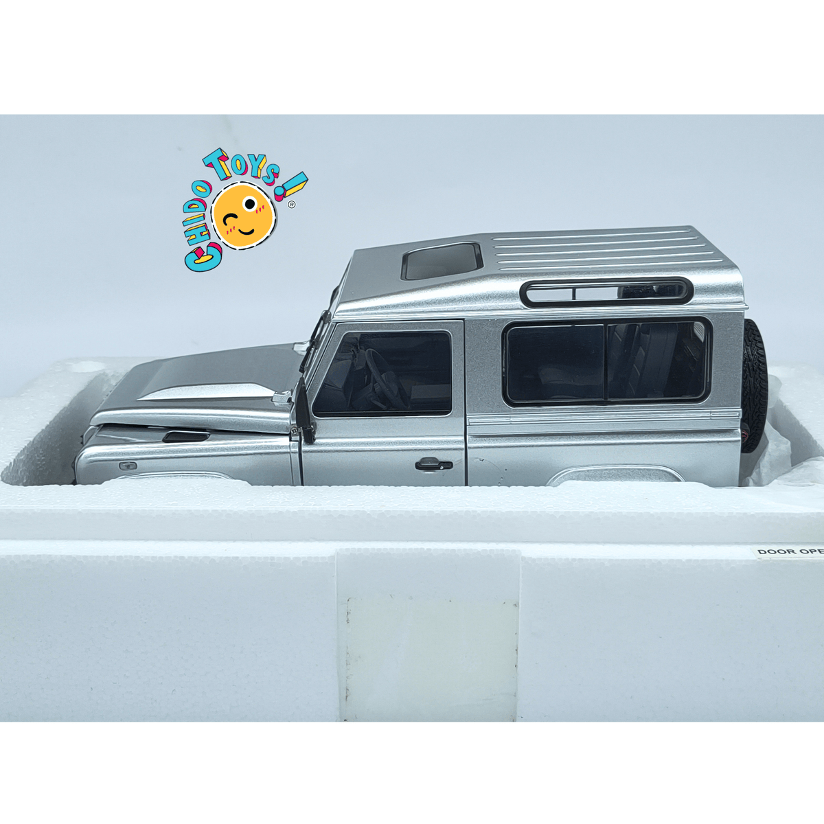 Kyosho Land Rover Defender 90 Indus Silver 1:18 con apertura total - Chido Toys