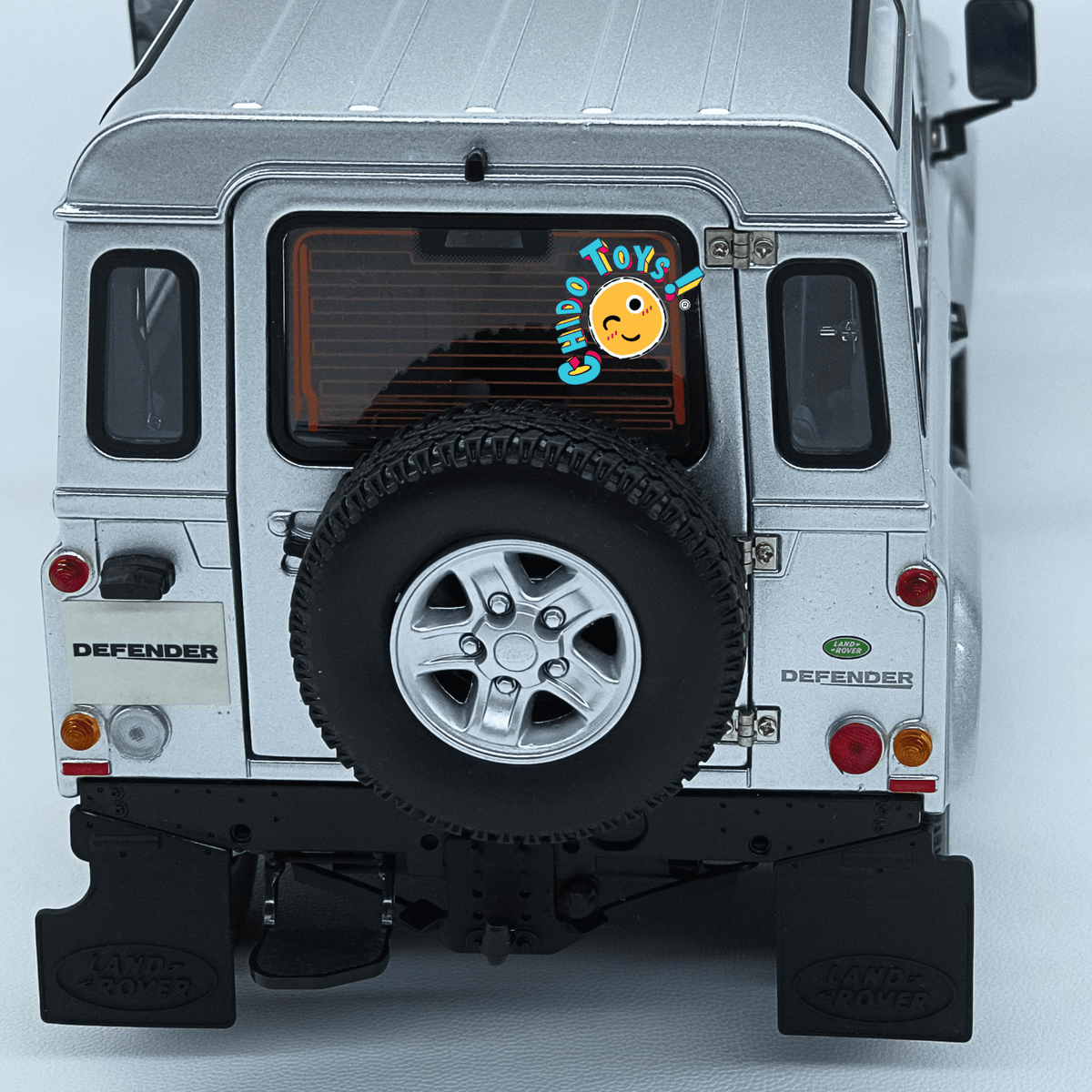 Kyosho Land Rover Defender 90 Indus Silver 1:18 con apertura total - Chido Toys