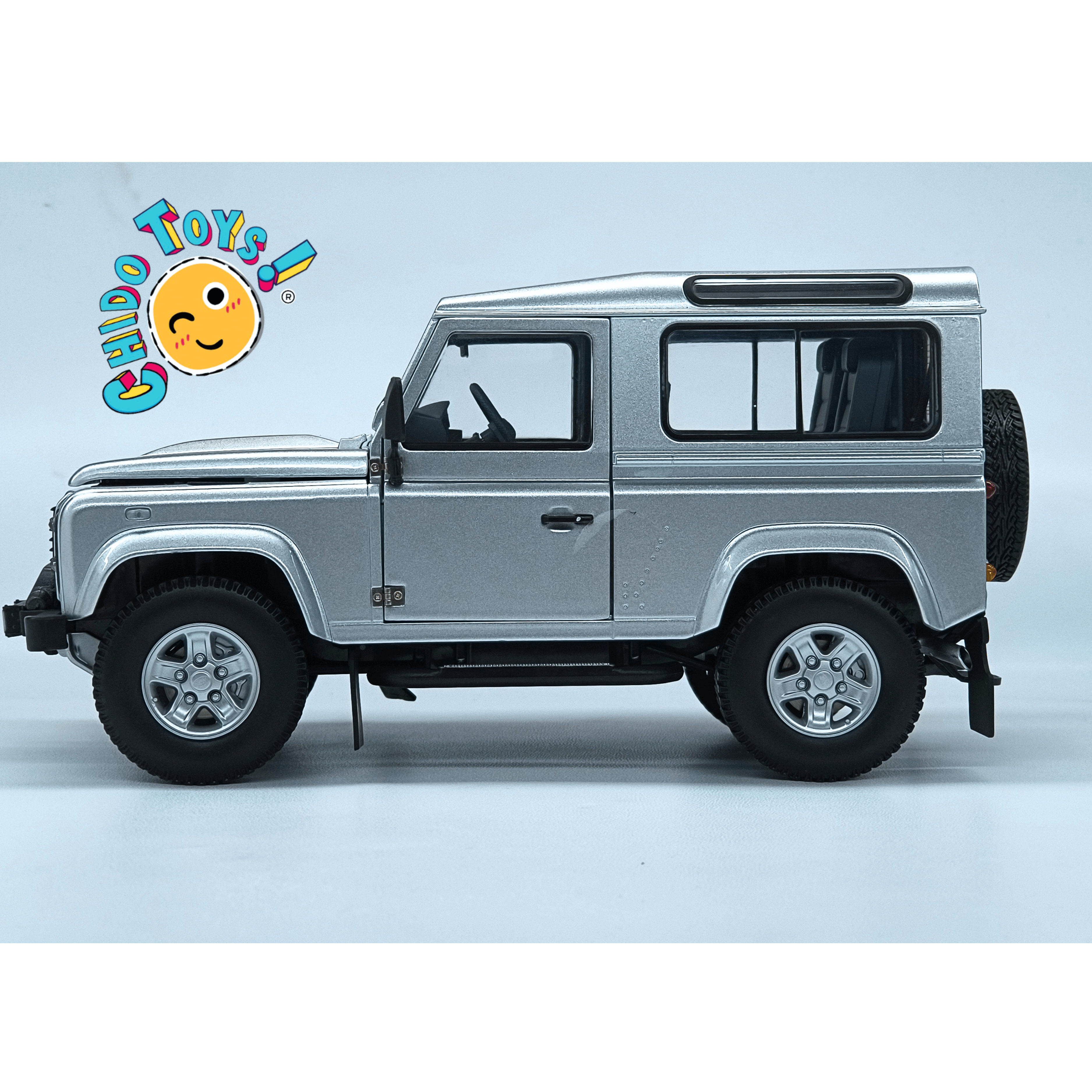 Kyosho Land Rover Defender 90 Indus Silver 1:18 con apertura total - Chido Toys