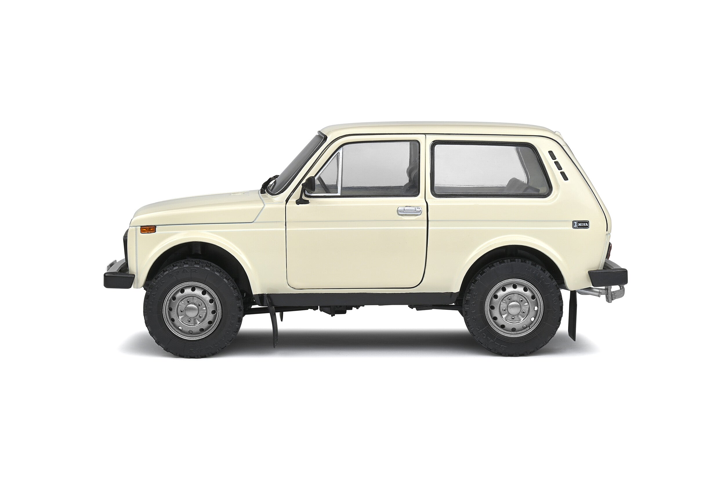 Solido Lada Niva 1600 1980 1:18 color crema clásico