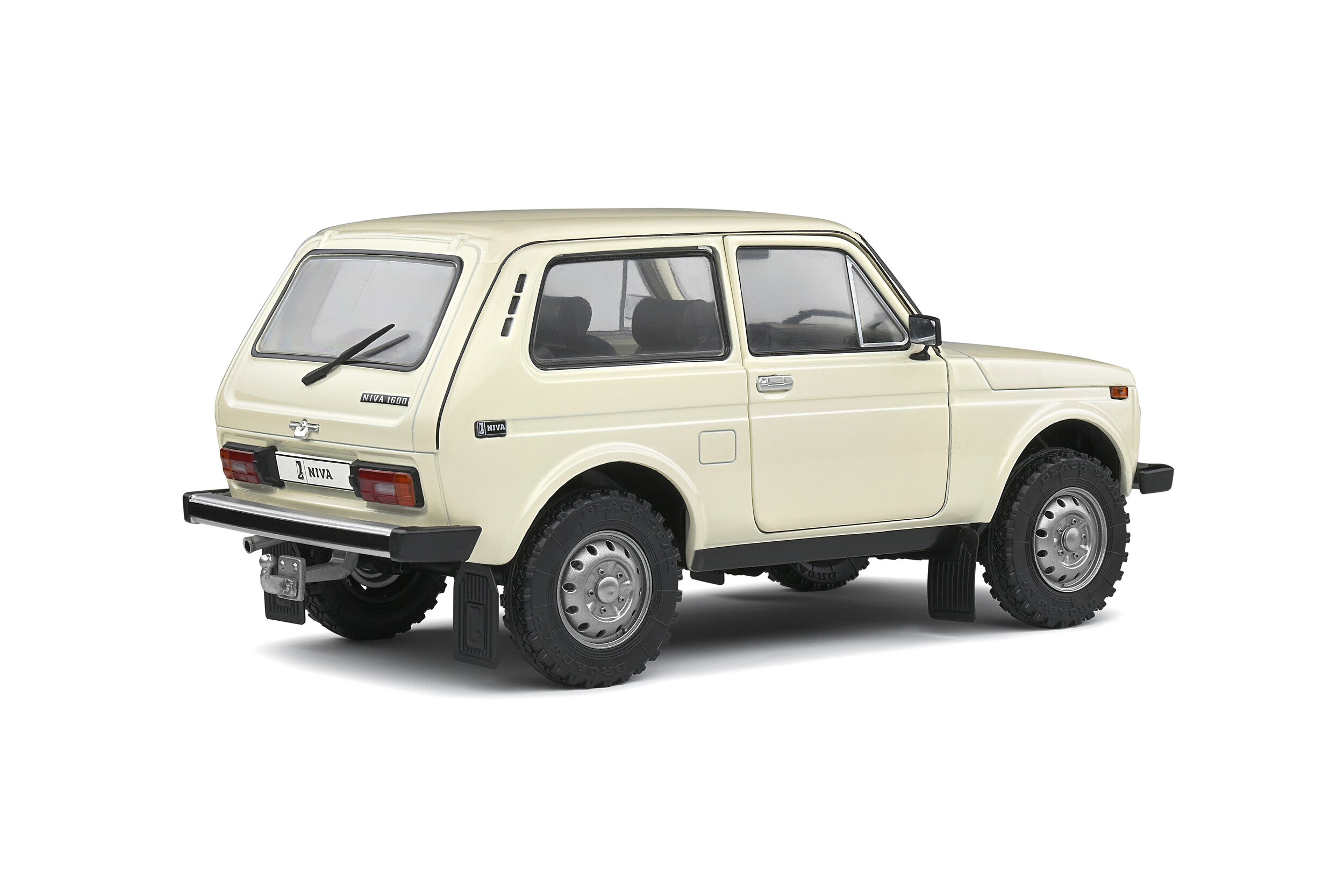 Solido Lada Niva 1600 1980 1:18 color crema clásico