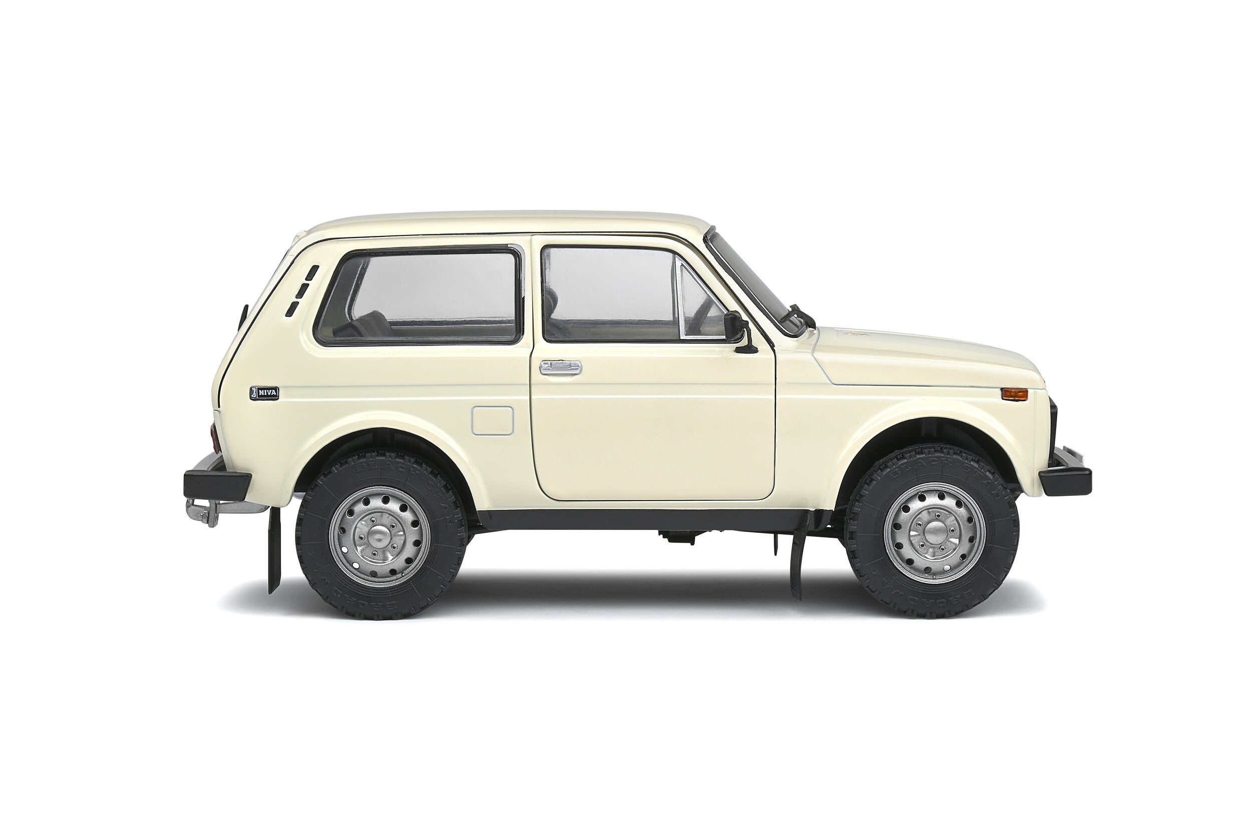 Solido Lada Niva 1600 1980 1:18 color crema clásico
