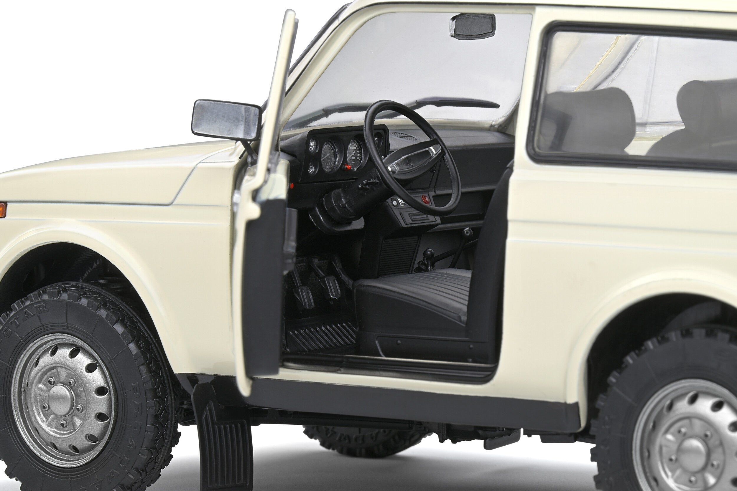 Solido Lada Niva 1600 1980 1:18 color crema clásico