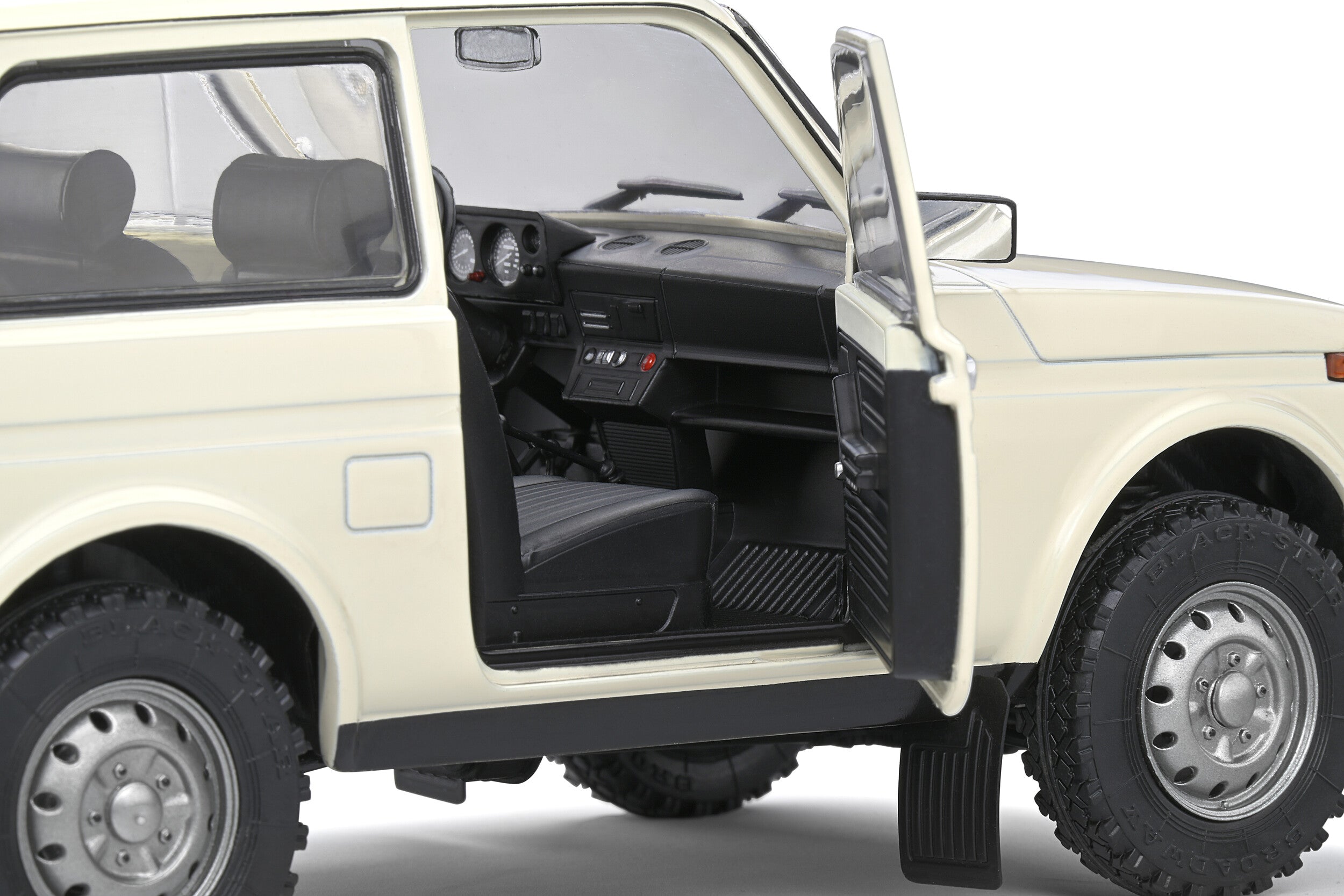 Solido Lada Niva 1600 1980 1:18 color crema clásico