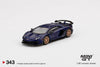 Mini GT Lamborghini Aventador SVJ 1:64 color Viola Aletheia con rines dorados y llantas de goma en caja display