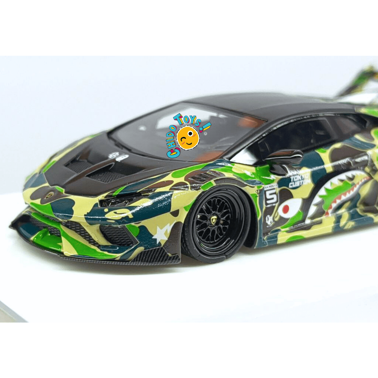 Lamborghini Huracán GT Liberty Walk “A Bathing Ape” Camuflaje Verde 1:64 con Base y Capelo – Flame Models - Chido Toys