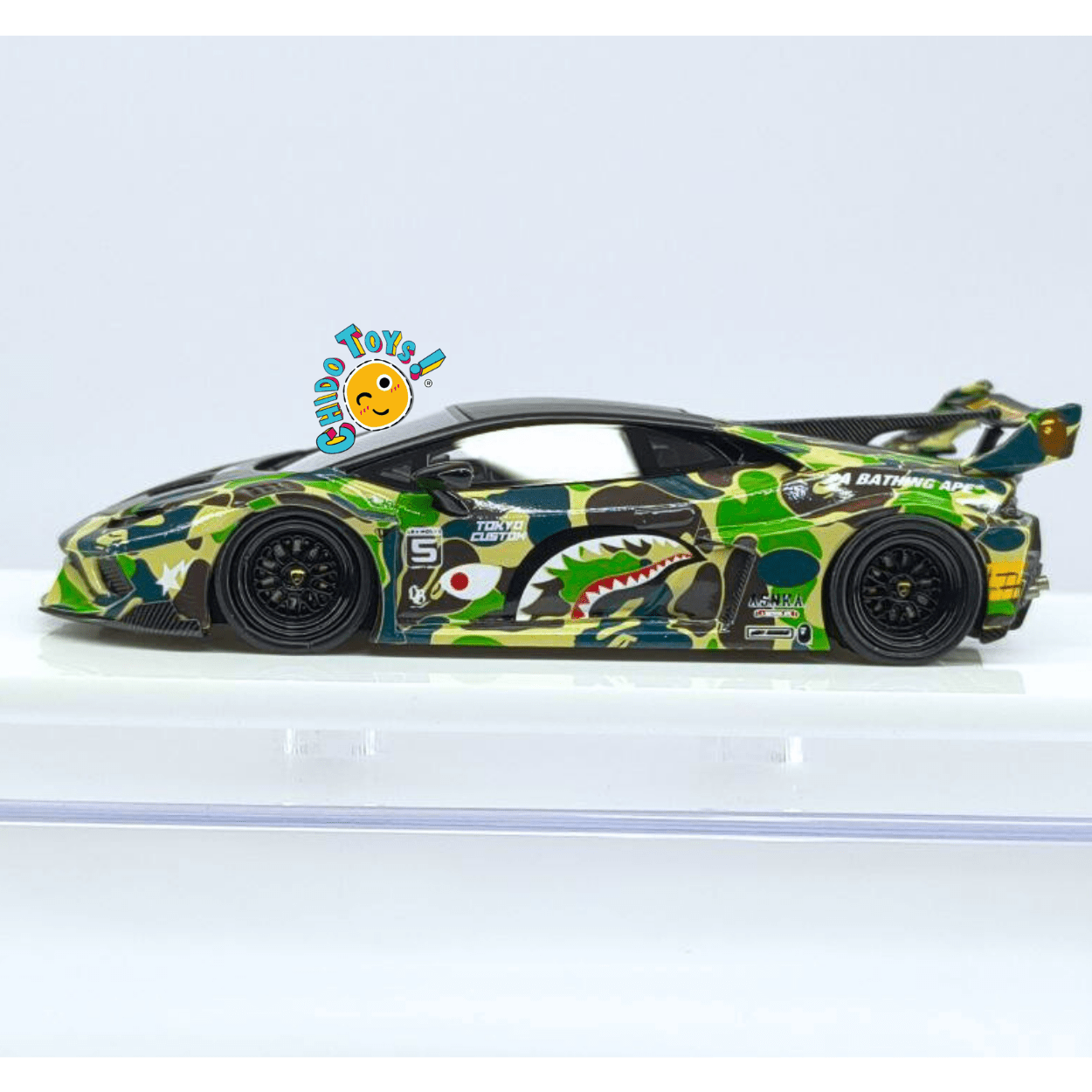 Lamborghini Huracán GT Liberty Walk “A Bathing Ape” Camuflaje Verde 1:64 con Base y Capelo – Flame Models - Chido Toys